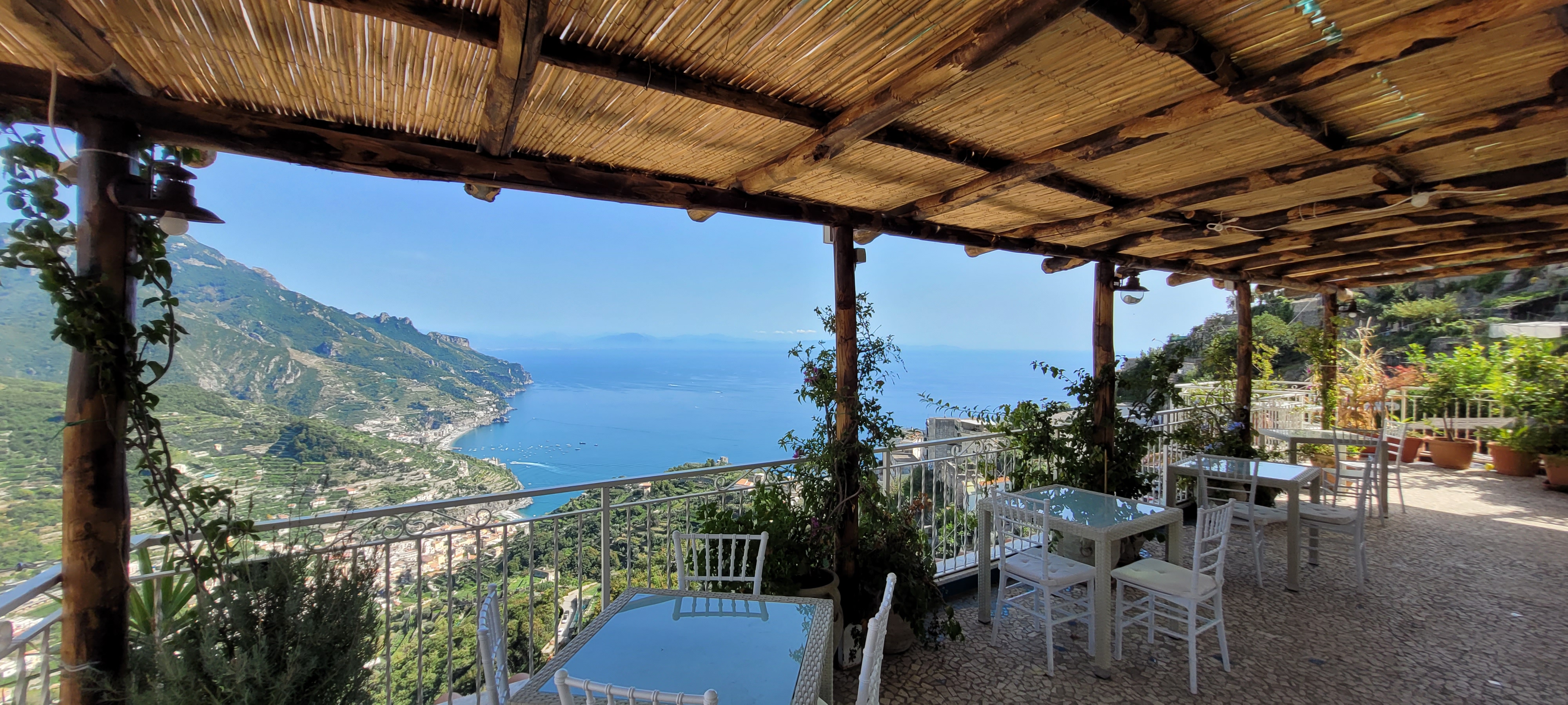 Det finns terrasser i flera våningar på Hotel Bonadies