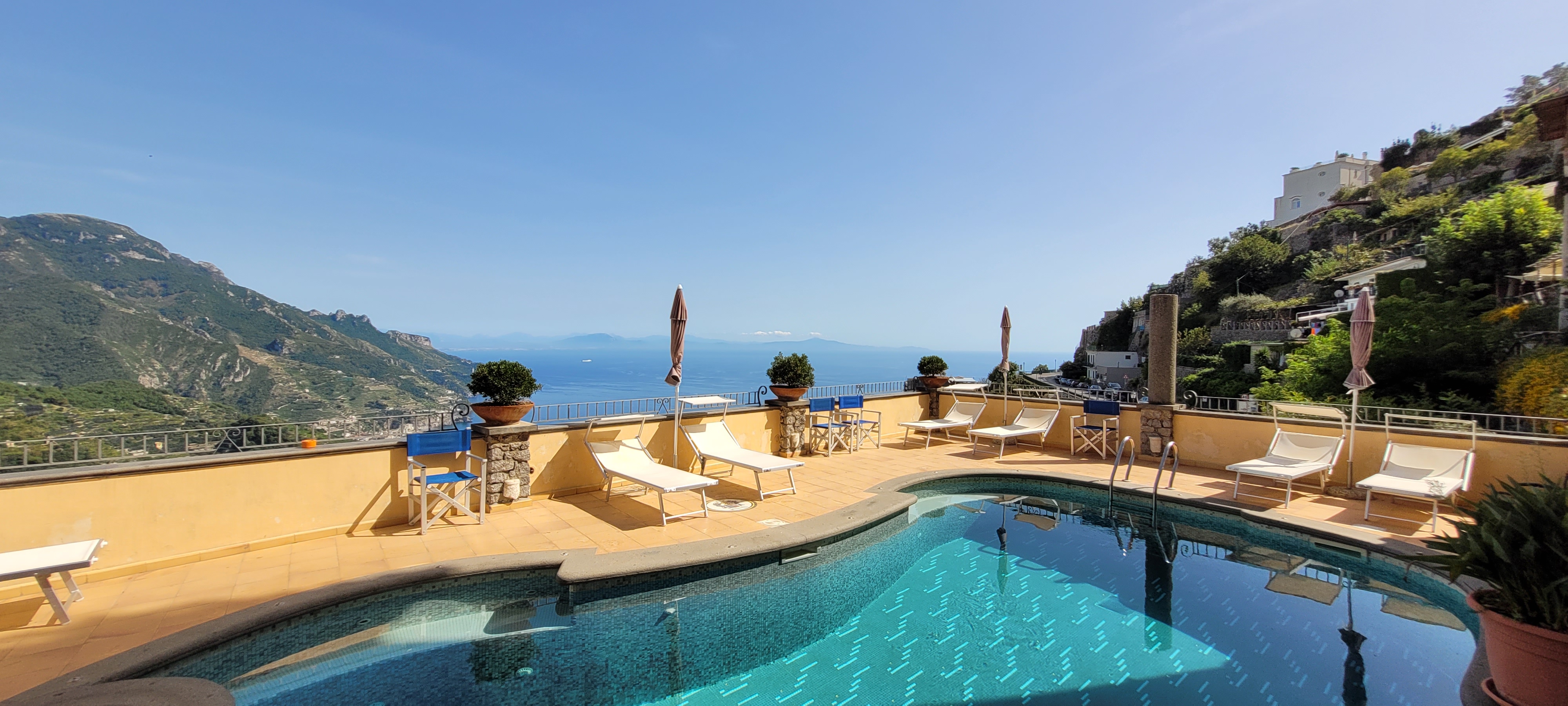 Hotel Bonadies har en pool med utsikt