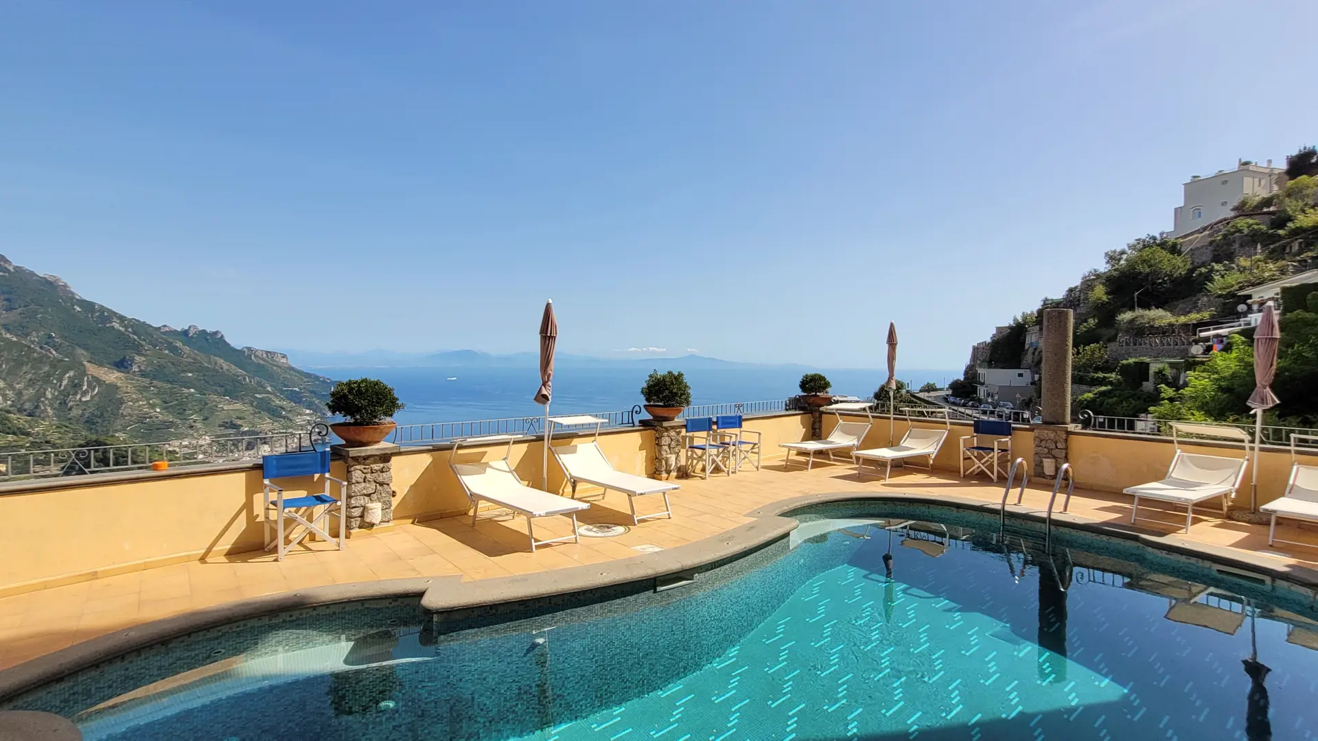 Hotel Bonadies har en pool med utsikt