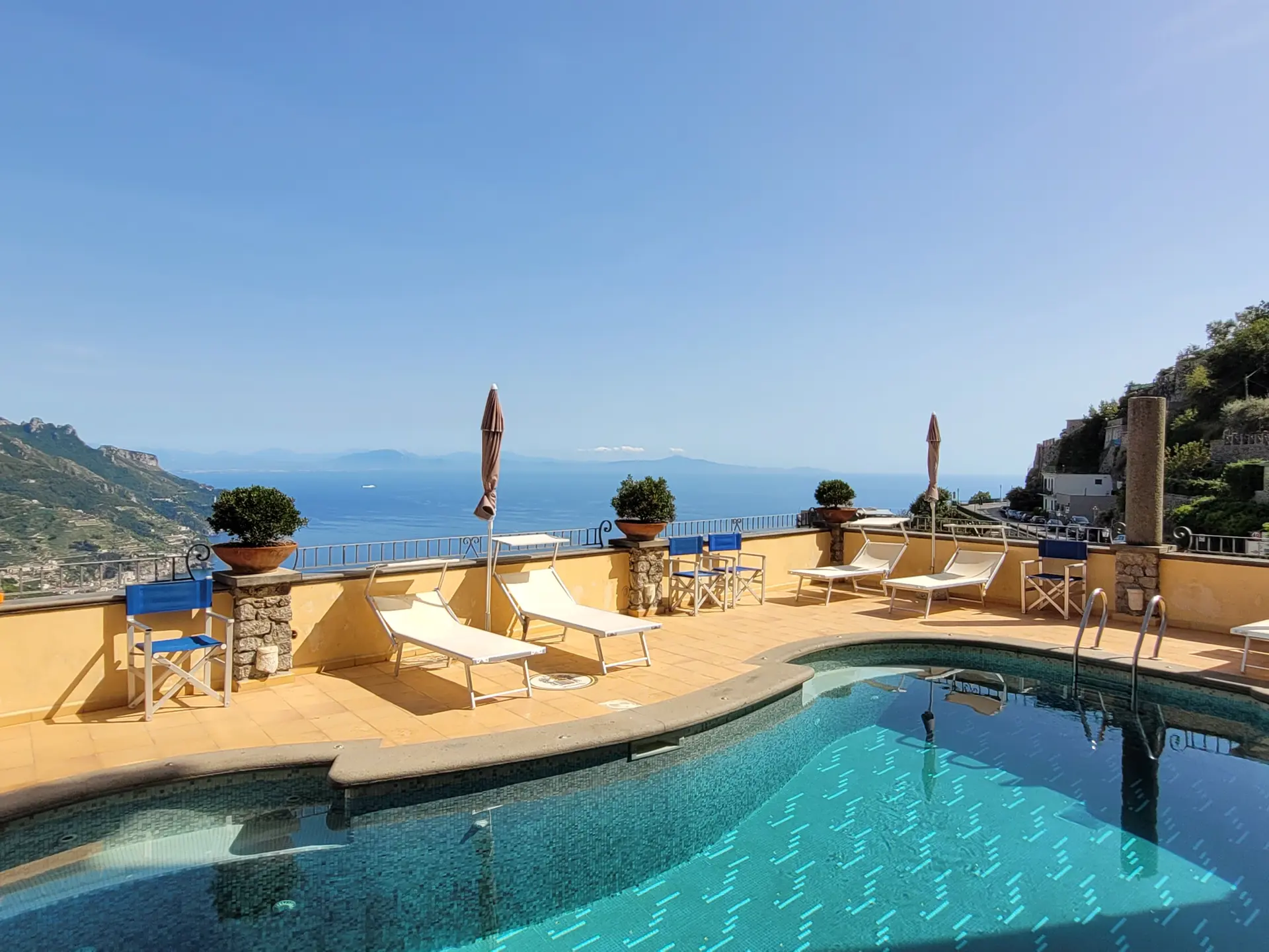 Hotel Bonadies har en pool med utsikt