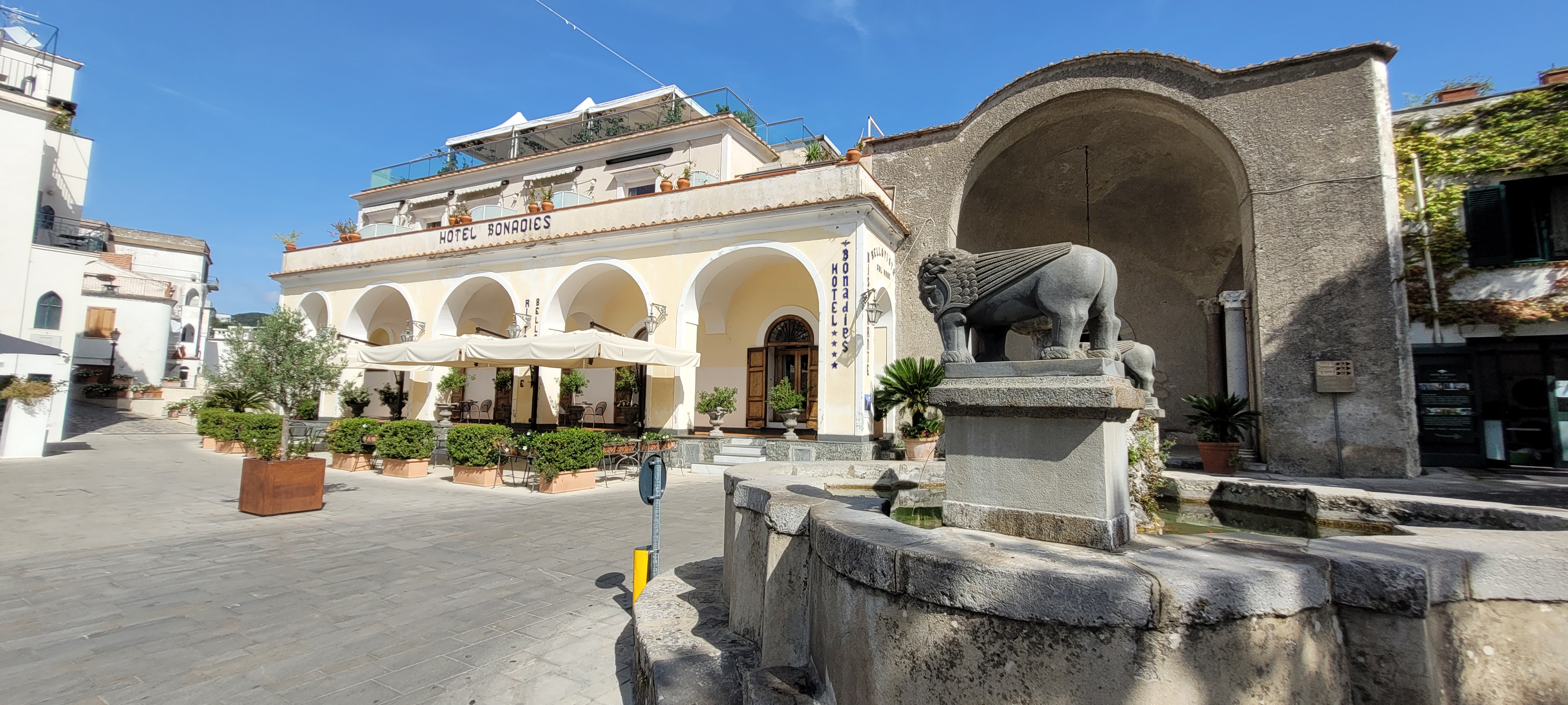 Hotel Bonadies ligger på ett torg i Ravello