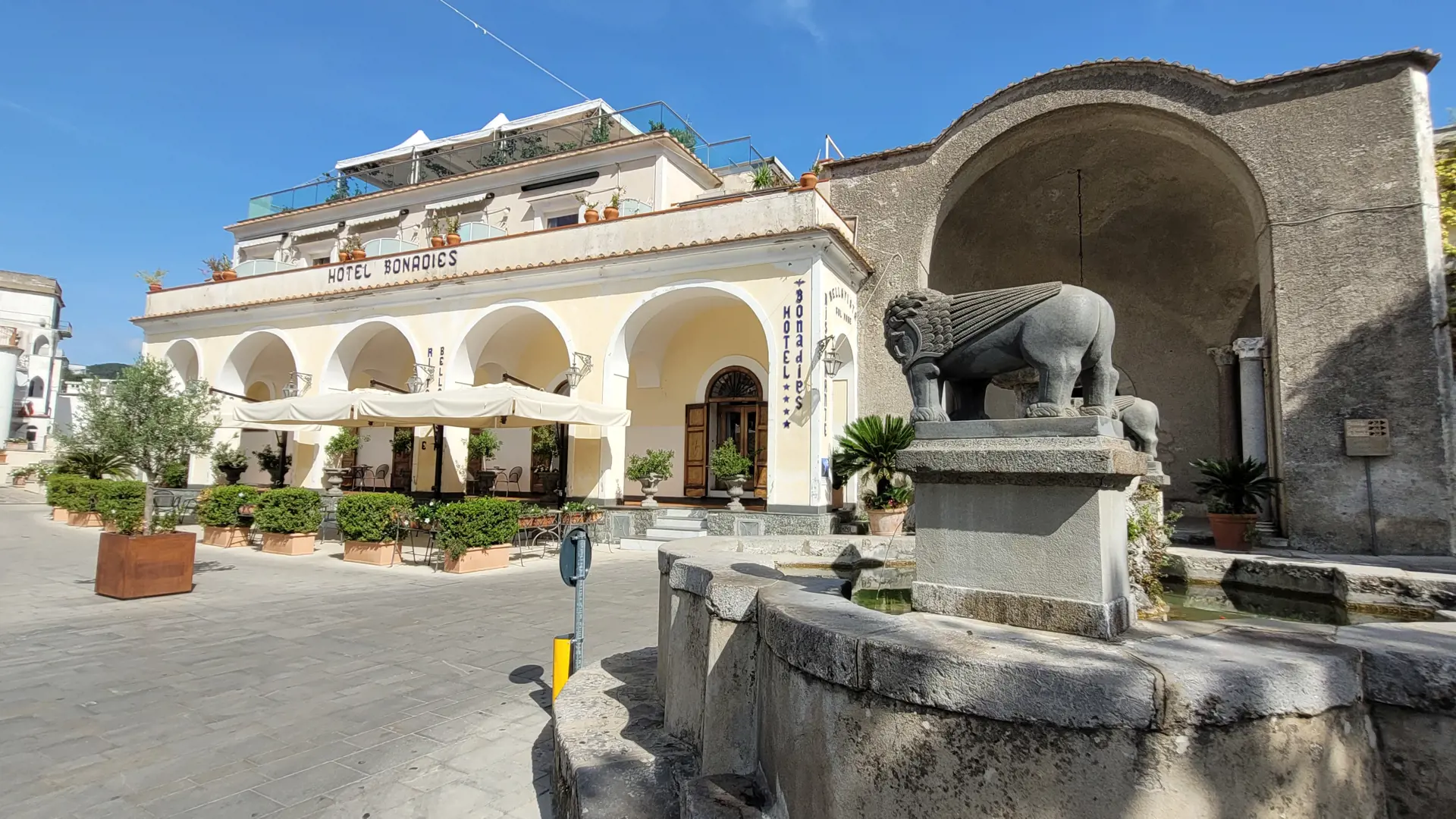 Hotel Bonadies ligger på ett torg i Ravello
