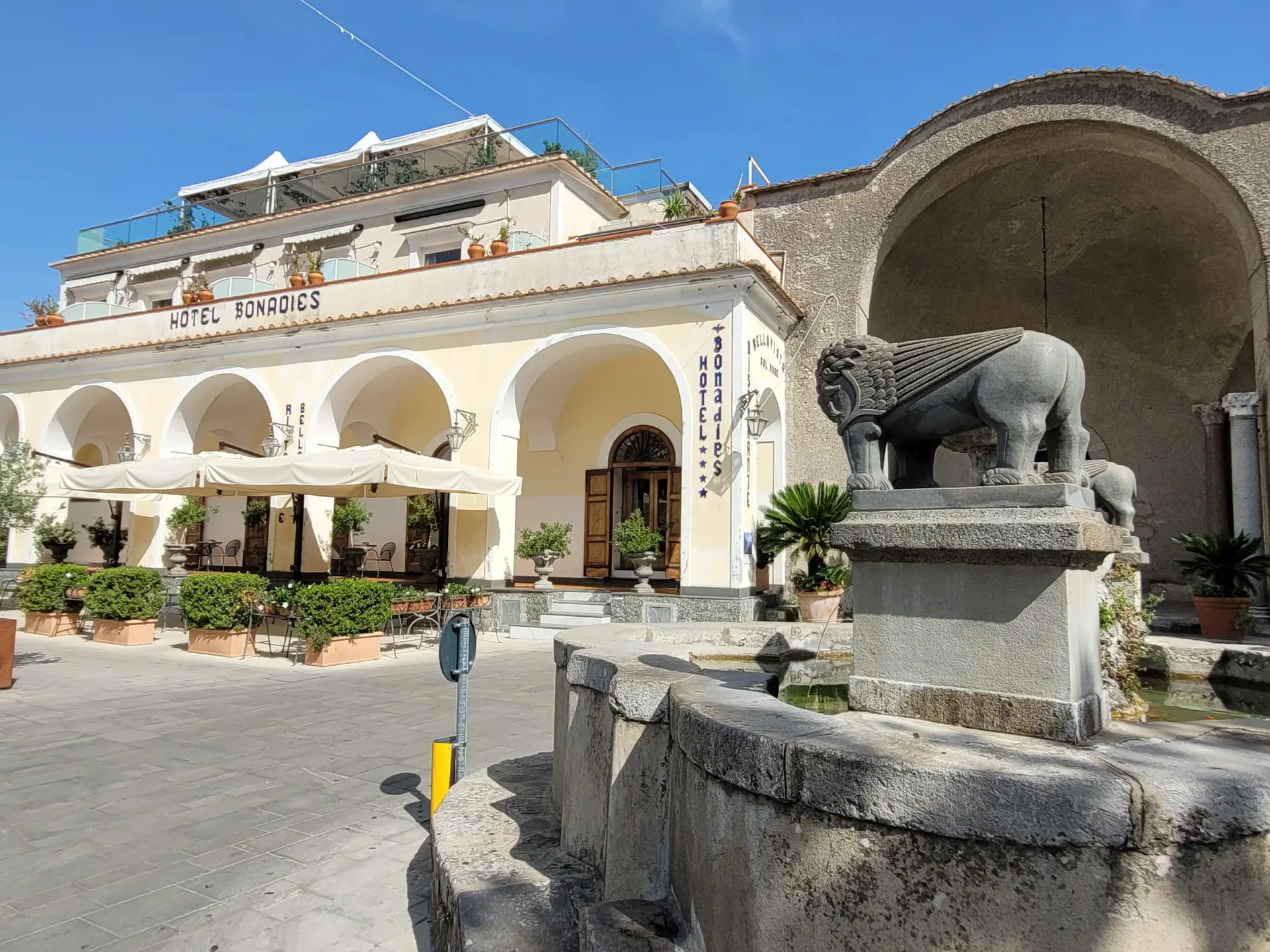 Hotel Bonadies ligger på ett torg i Ravello