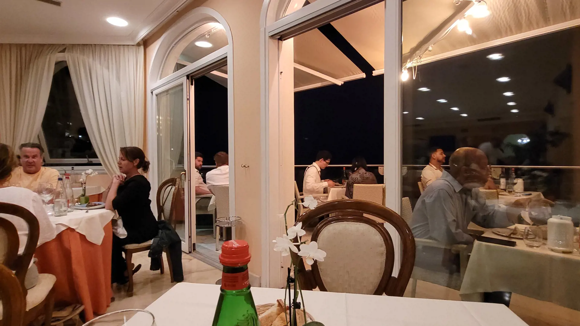 Restaurangen är bra på Hotel Bonadies – och du kan sitta både inne och ute