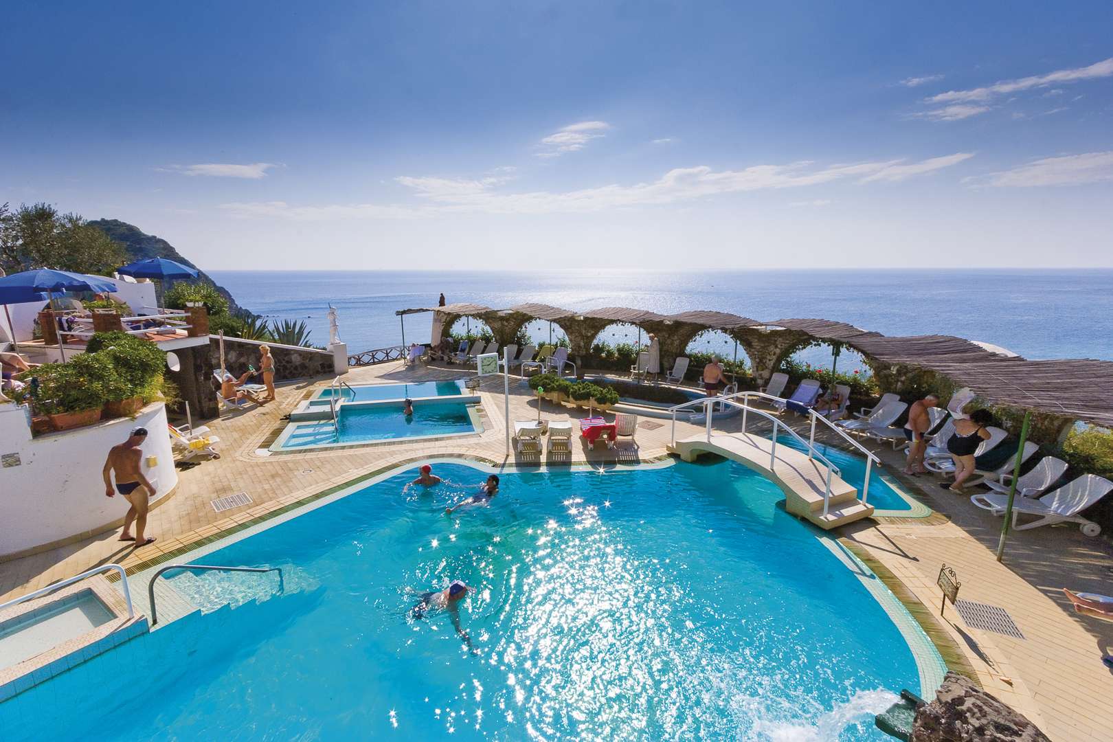 Ischia är en vulkanö. Prova de varma baden i Parco Termale Tropical i Sant'Angelo