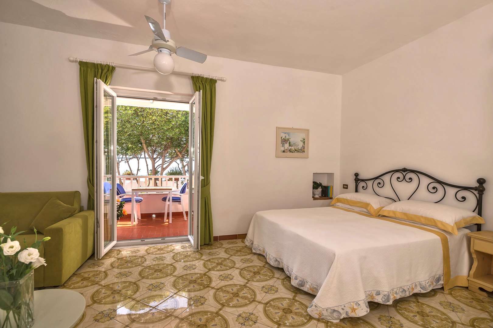 Du bor i princip i ett mysigt rum med veranda. Stilen är klassisk italiensk. Du kan uppgradera och få havsutsikt.