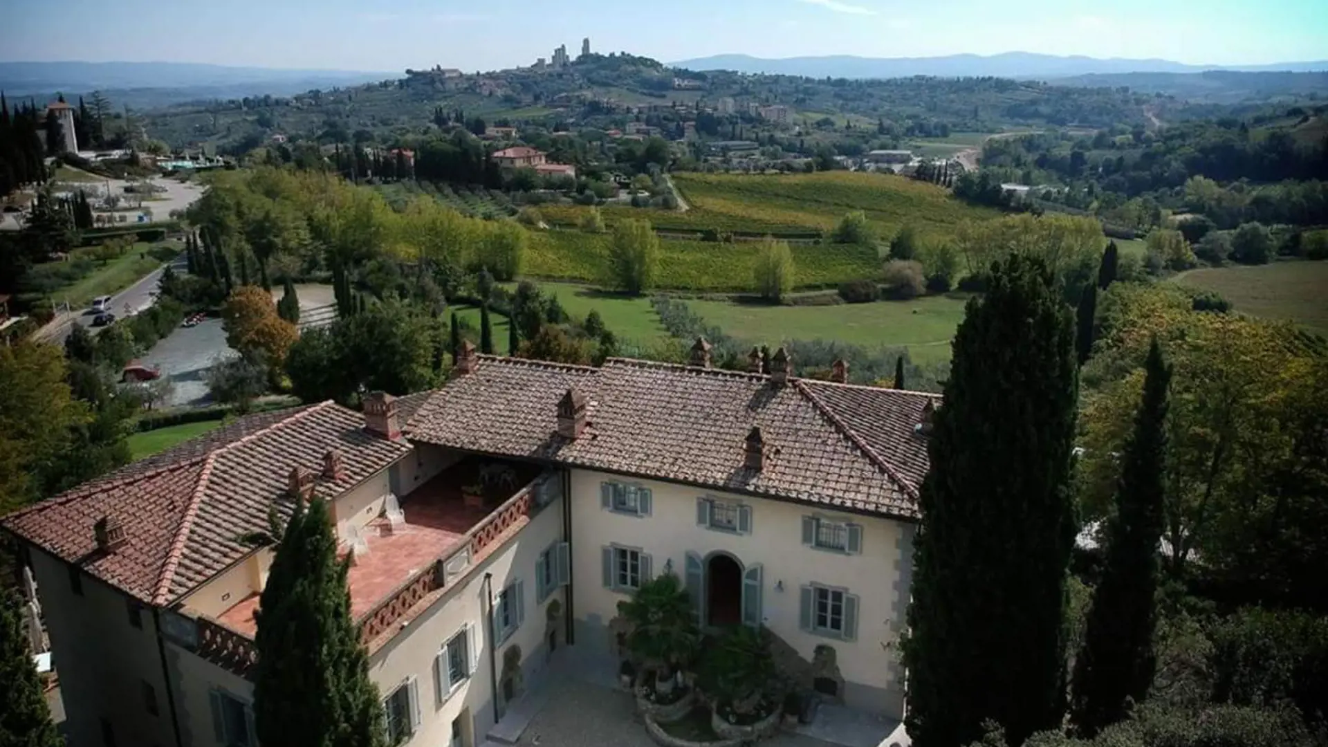 Ditt hotell i Toscana ligger strax utanför San Gimignano och har den finaste utsikten över staden.