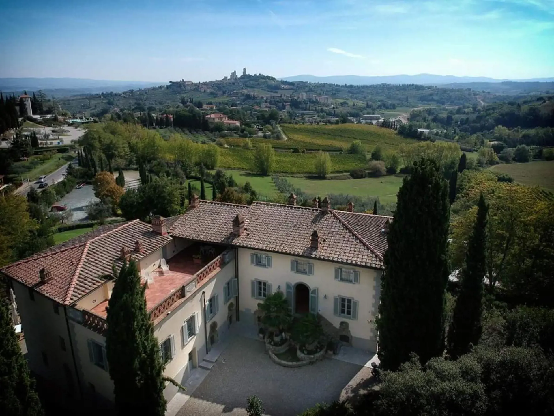 Ditt hotell i Toscana ligger strax utanför San Gimignano och har den finaste utsikten över staden.