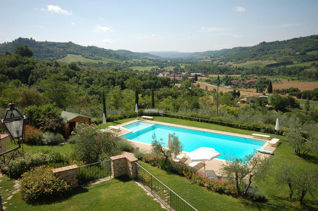 Ditt hotell i Toscana har den vackraste poolen med utsikt.