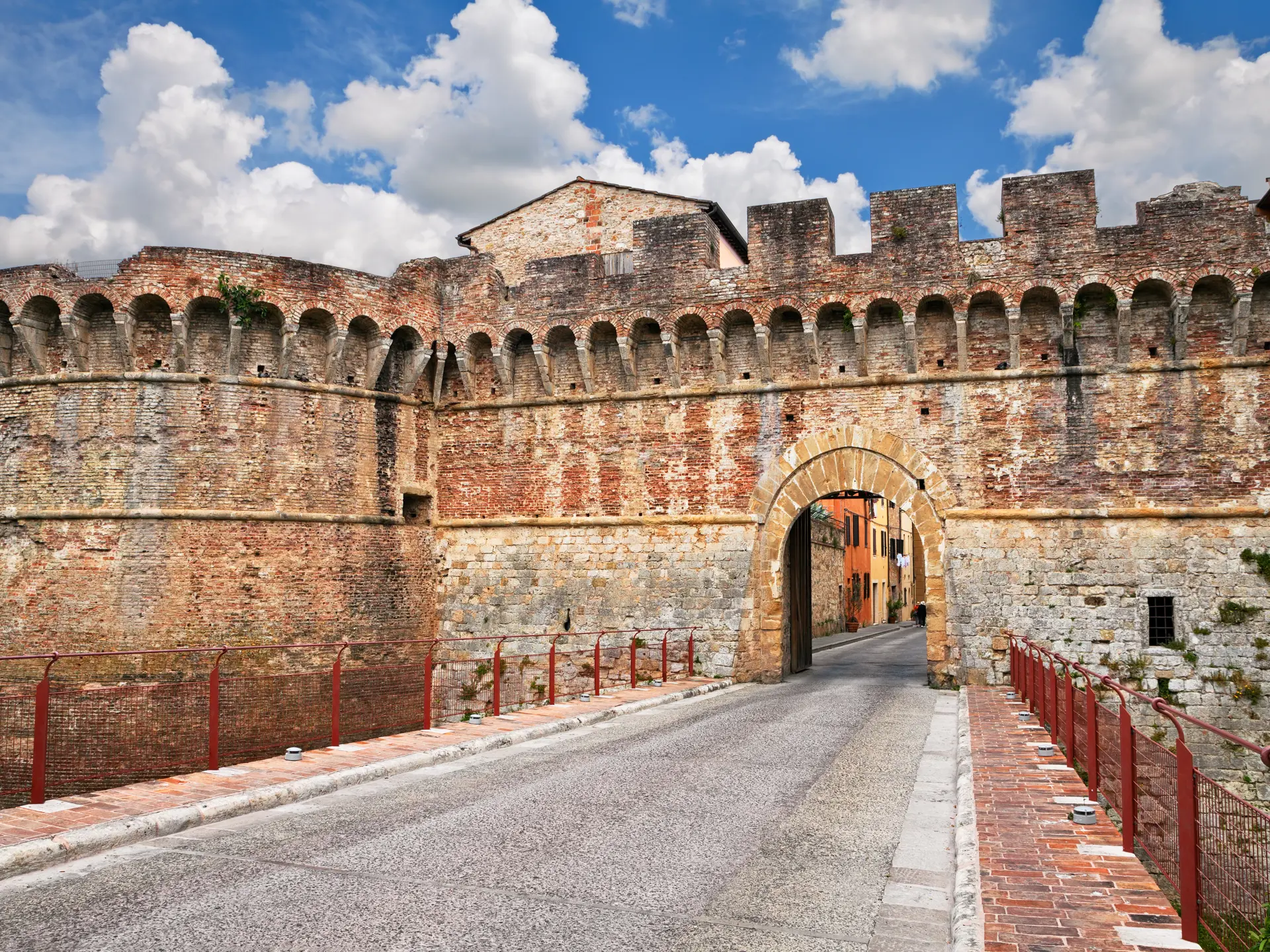 Shutterstock 1785036779 Porten Ind Til Den Gamle By Colle Di Val D'elsa