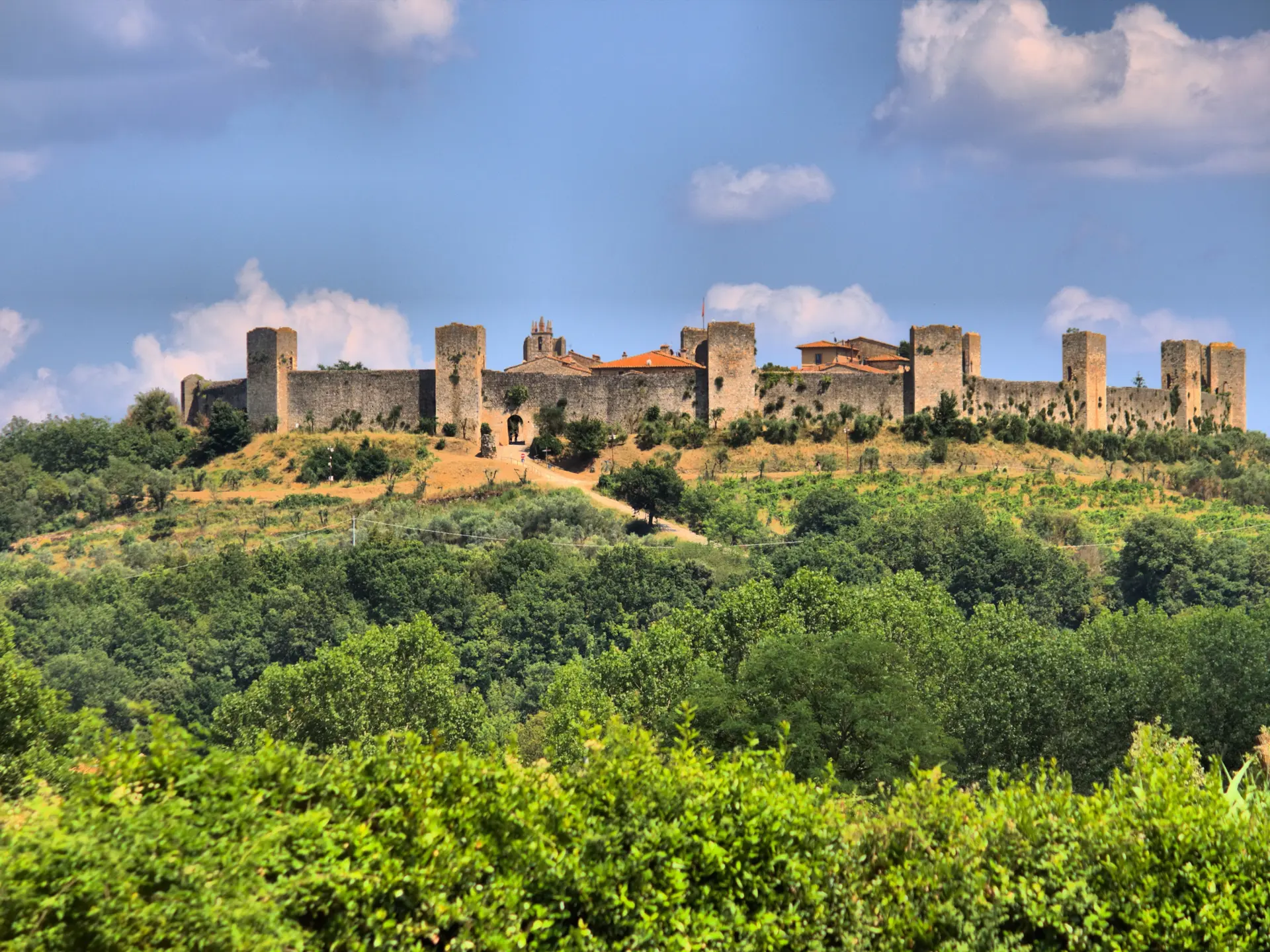 Shutterstock 1358027504 Monteriggioni Som Byen Tager Sig Ud, Når Man Nærmer Sig På Scooter