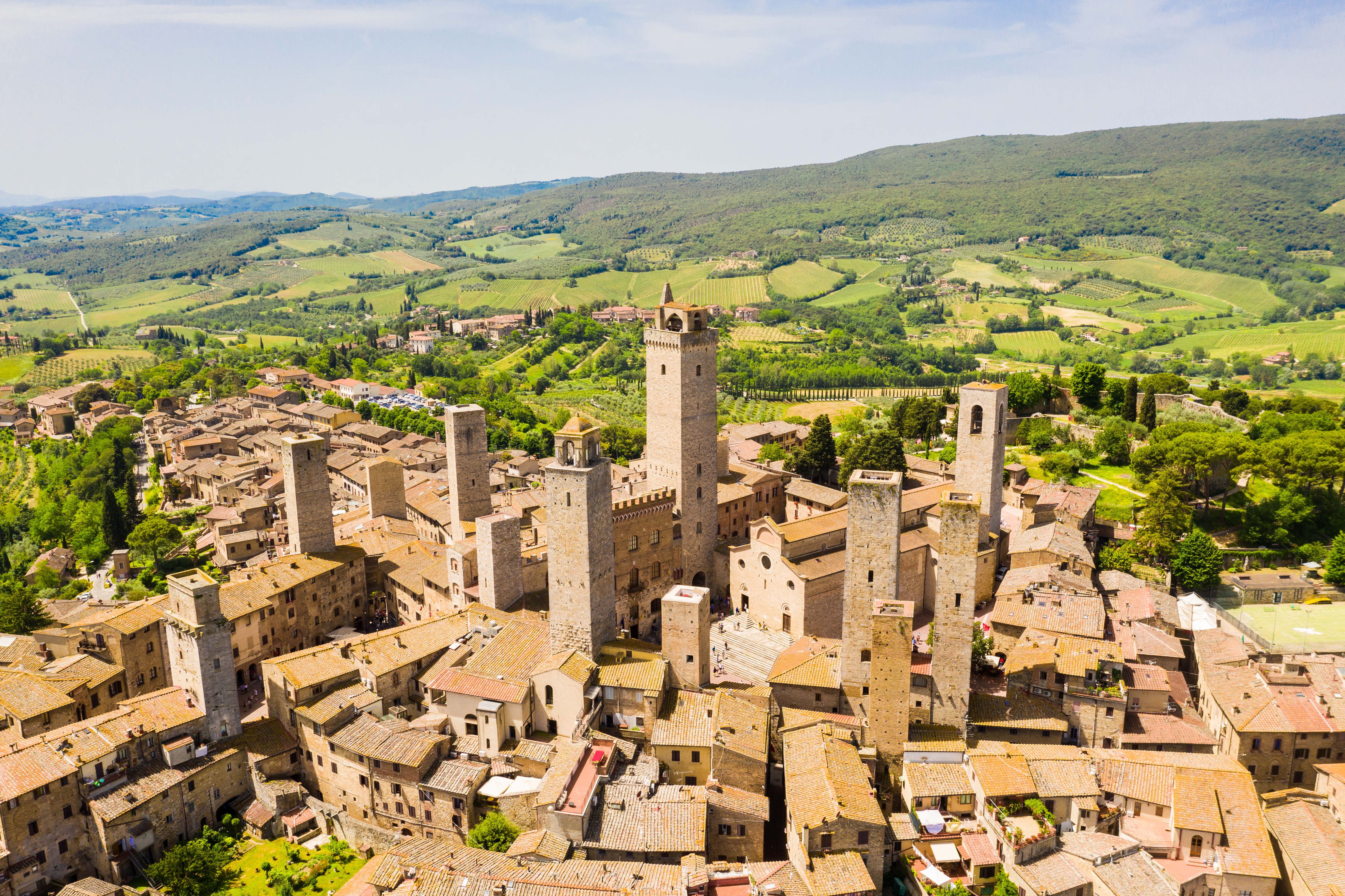 Den antika medeltida staden San Gimignano omgiven av Toscanas böljande gröna landskap