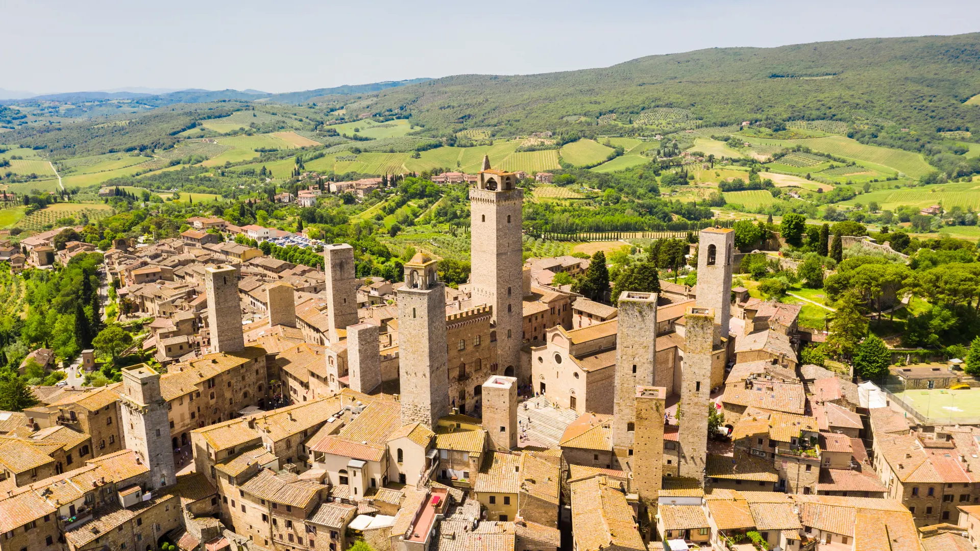 Den antika medeltida staden San Gimignano omgiven av Toscanas böljande gröna landskap