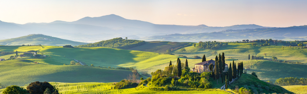 Storslagna landskap väntar på den toskanska landsbygden.