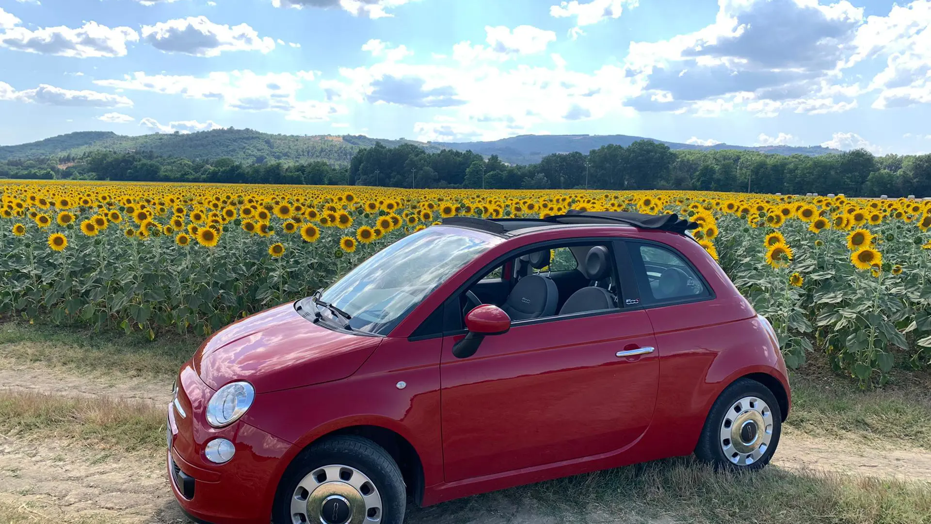 En Fiat 500 är det perfekta fordonet på Toscanas smala landsvägar.
