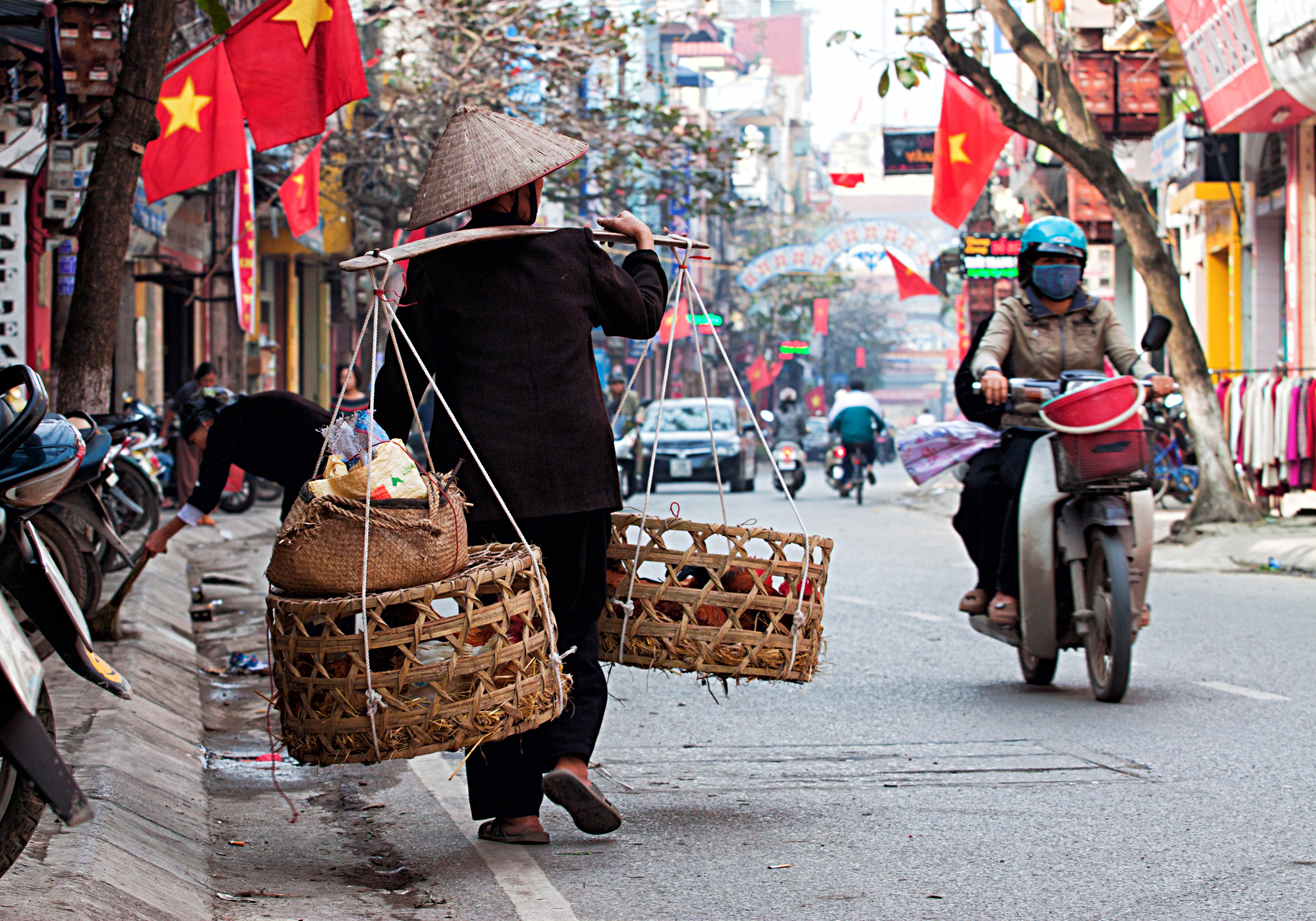 shutterstock_128096717 HANOI, VIETNAM - FEBRUARY 3 Unidentified vendor at the small market on February 3, 2013 in Hanoi, Vietnam..jpg