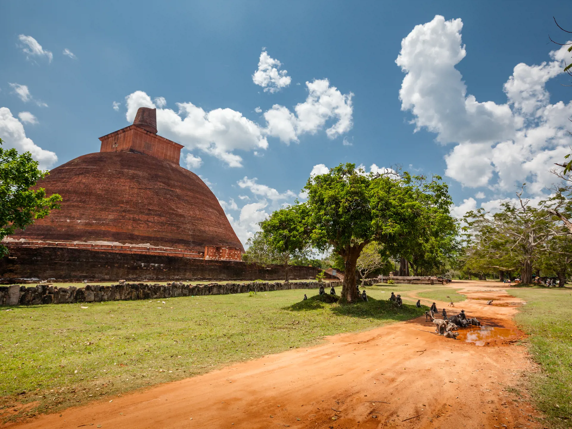 dag 4Abhayagiri - major monastery site of Theravada Buddhism that was situated in Anuradhapura, Sri Lanka_163051568.jpg