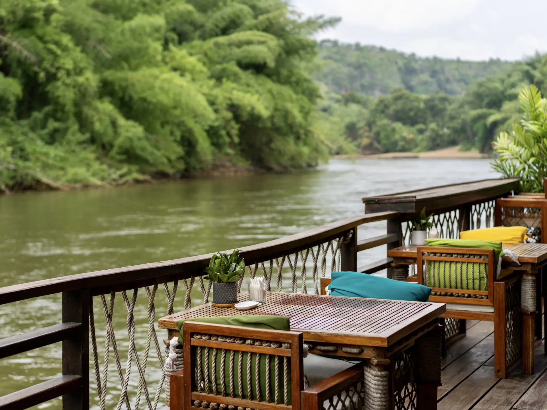 85Floathouse Kanchanaburi Hotel