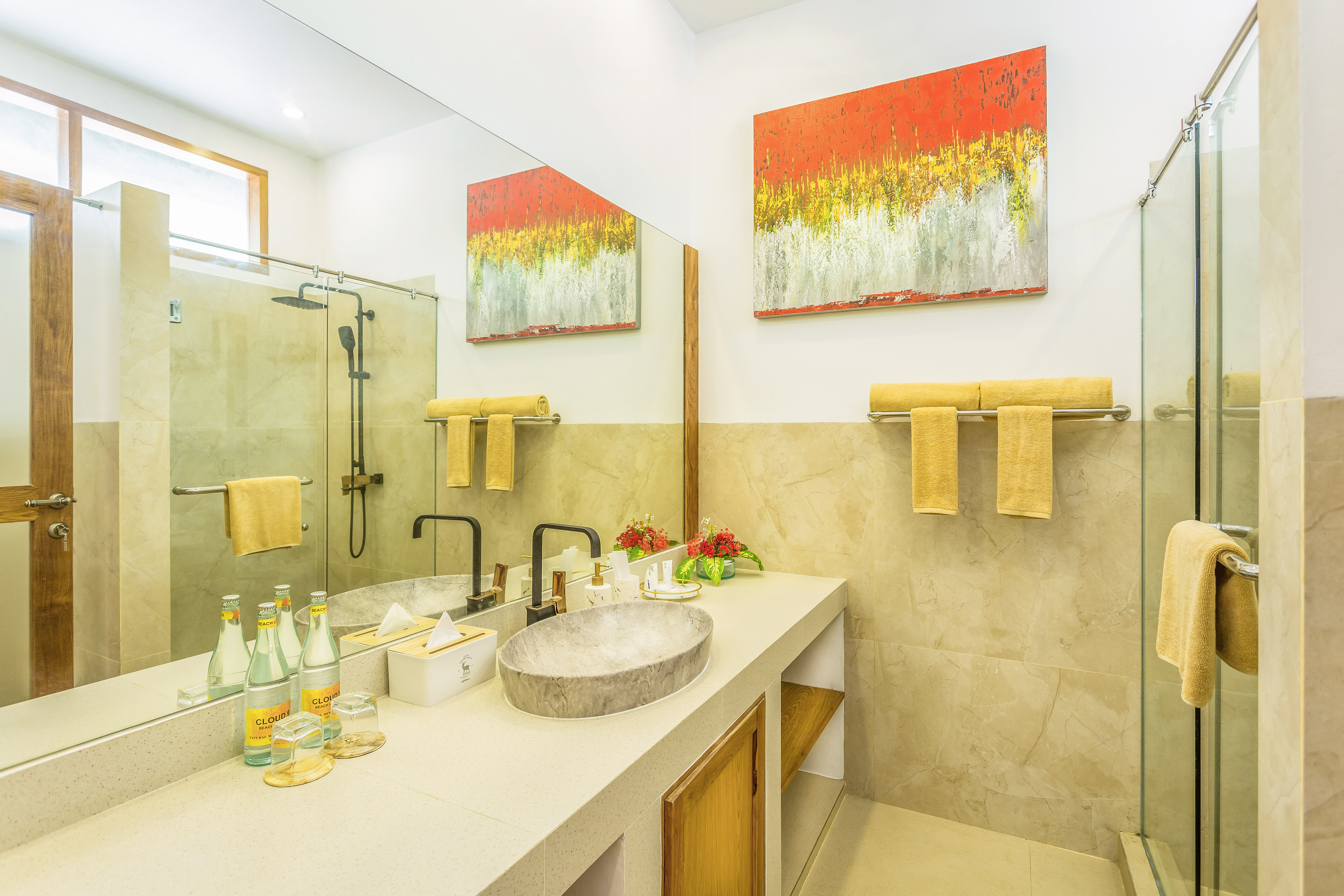 Deluxe Pool View Bathroom2