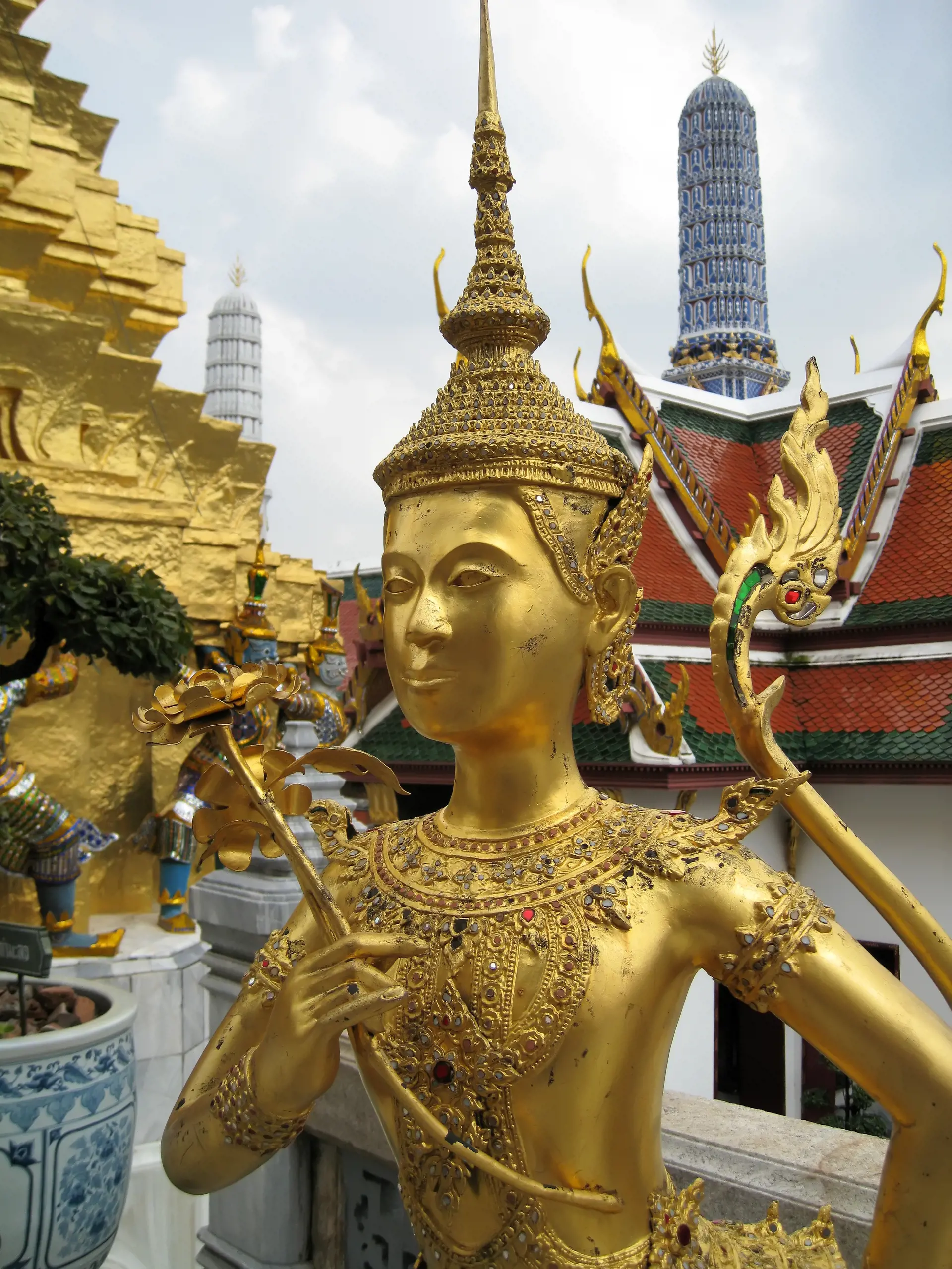 Golden Statue In Wat Phra Kaeo Mjxwyfsu