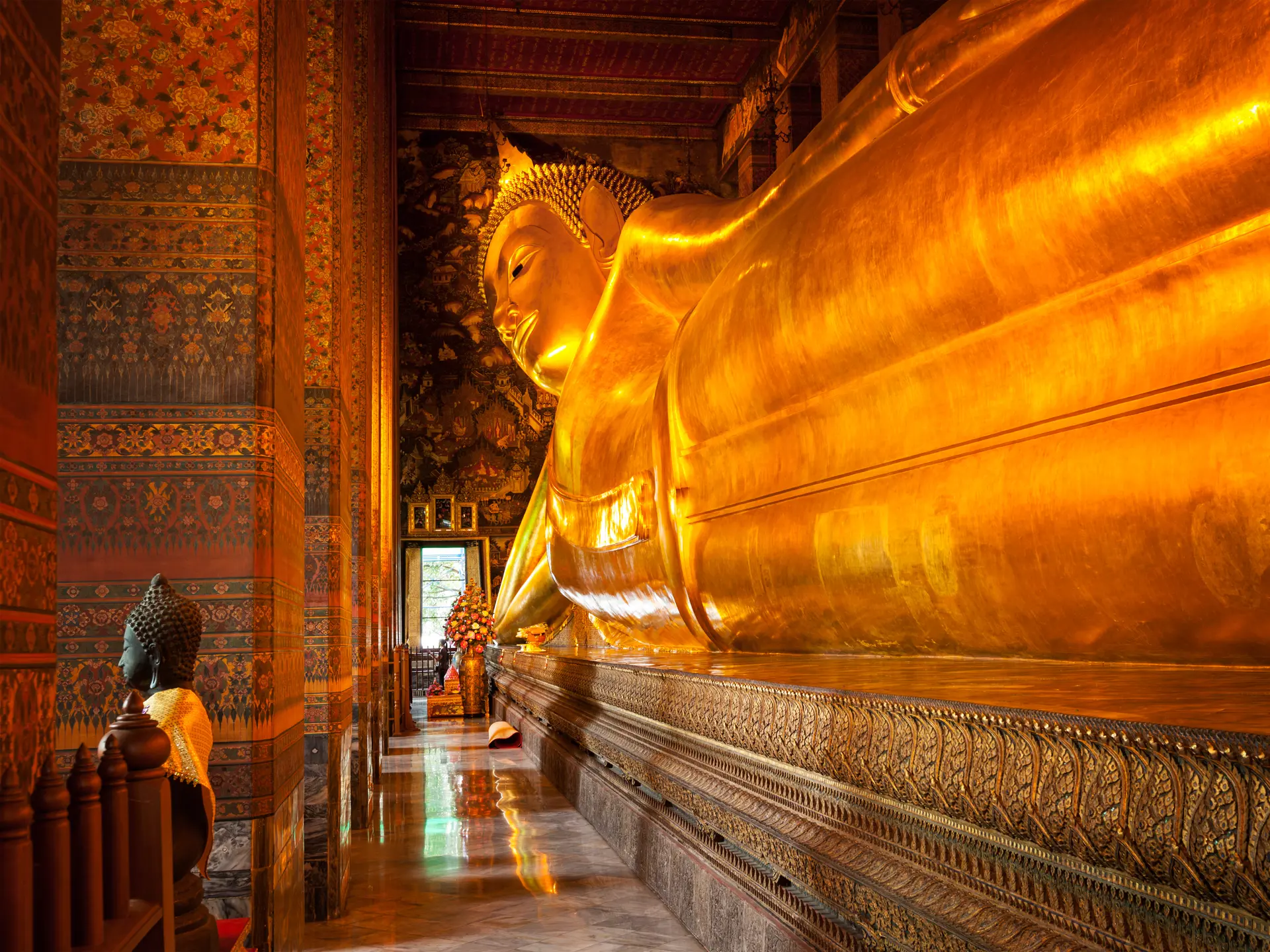 shutterstock_98302424 Reclining Buddha gold statue. Wat Pho, Bangkok, Thailand.jpg