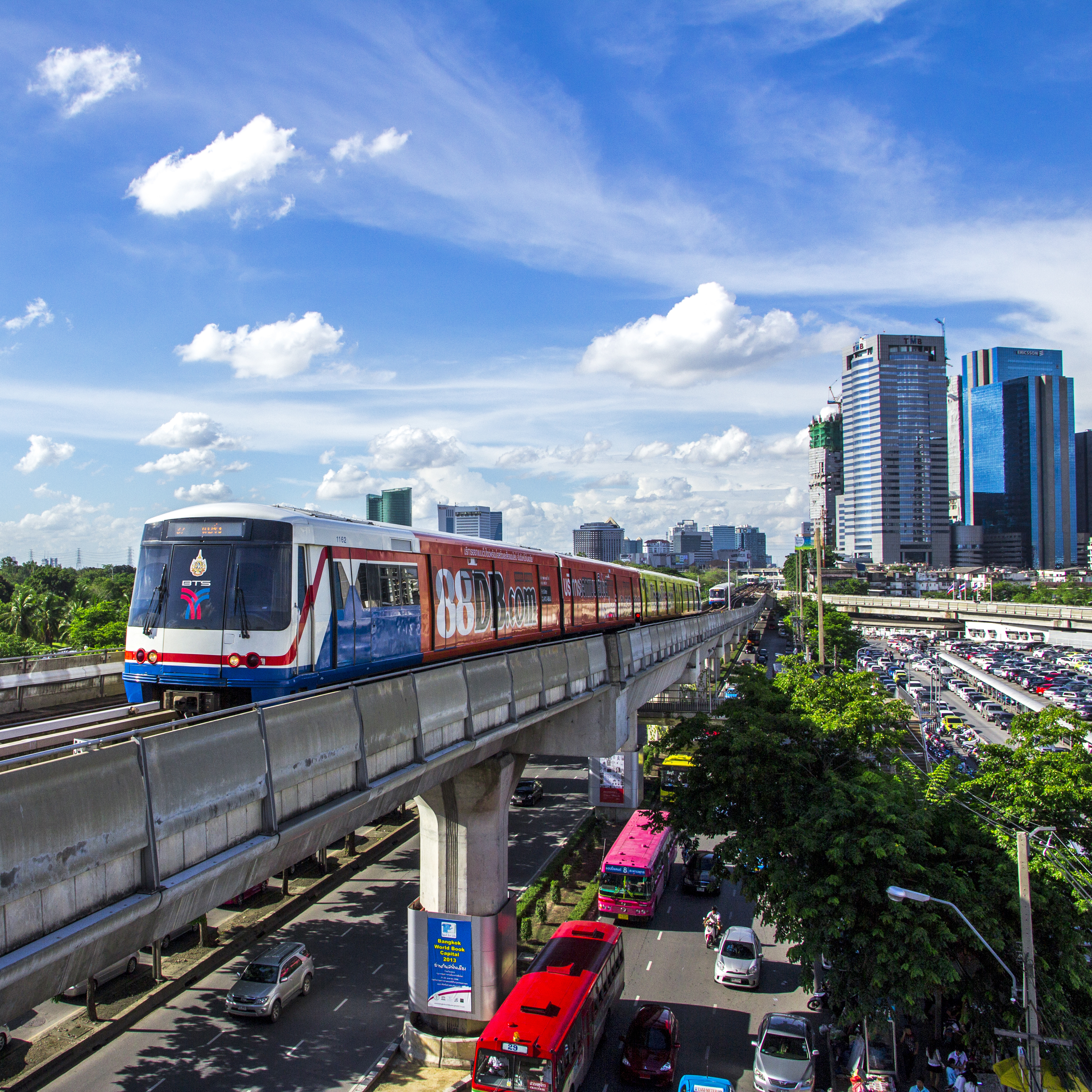 shutterstock_146423555 BANGKOK - JUNE 14 Transport in the capital of Thailand. Skytrain is fasat.jpg