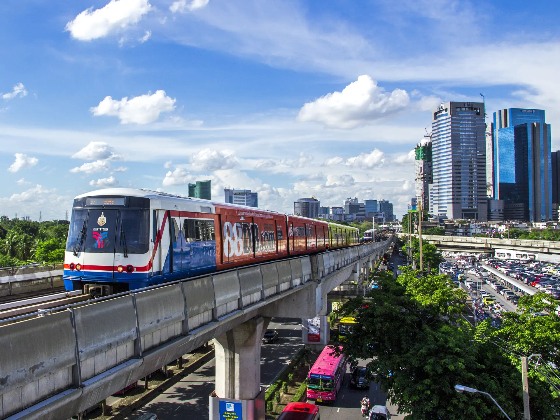 shutterstock_146423555 BANGKOK - JUNE 14 Transport in the capital of Thailand. Skytrain is fasat.jpg