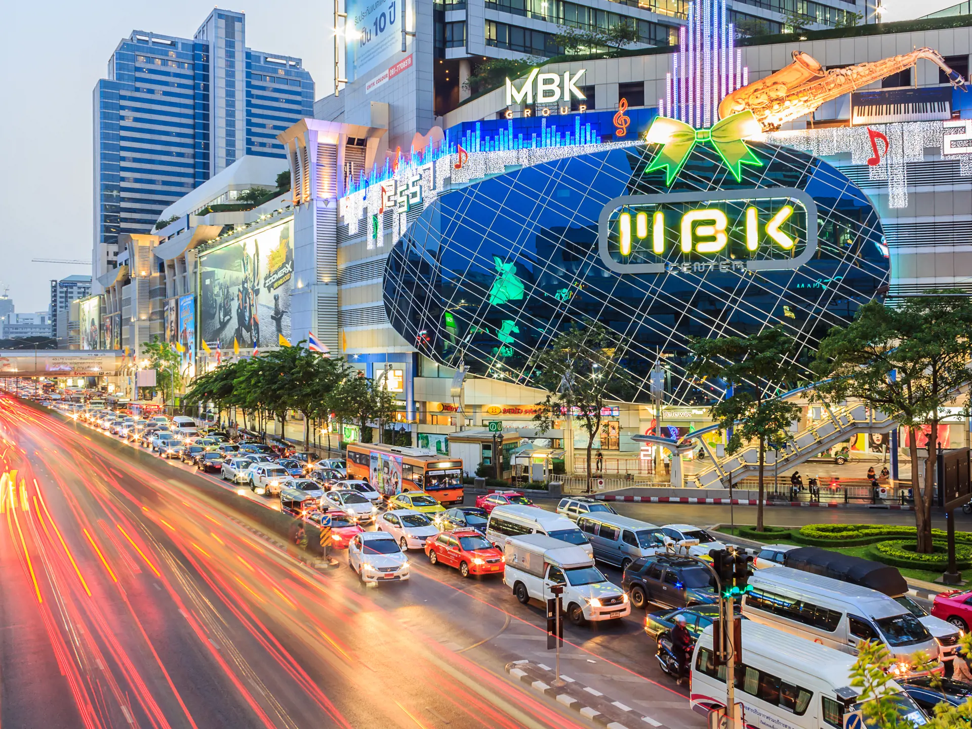 Bangkok - MBK's shopping mall at dusk.jpg