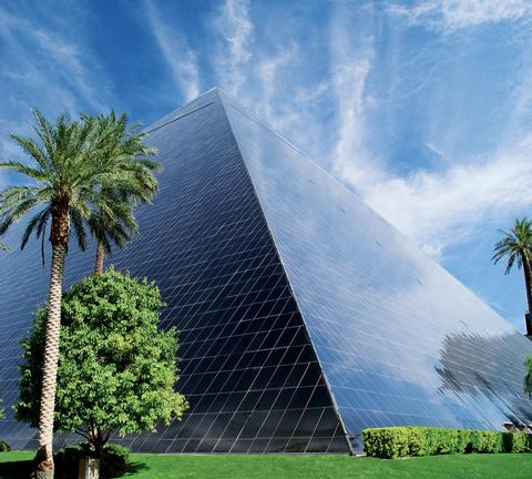 Luxor_Daytime_Pyramid_low.jpg