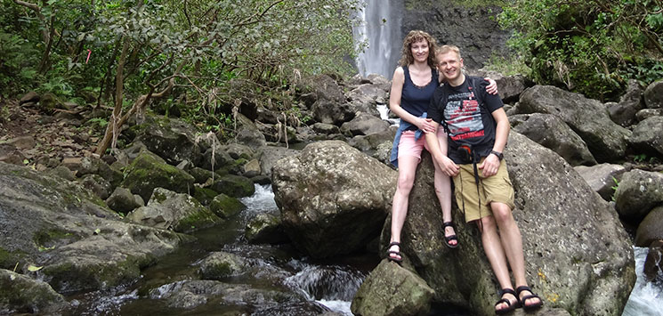 Mette-og-Brian-ved-vandfaldet-Hanakapiai-på-Kauai.jpg