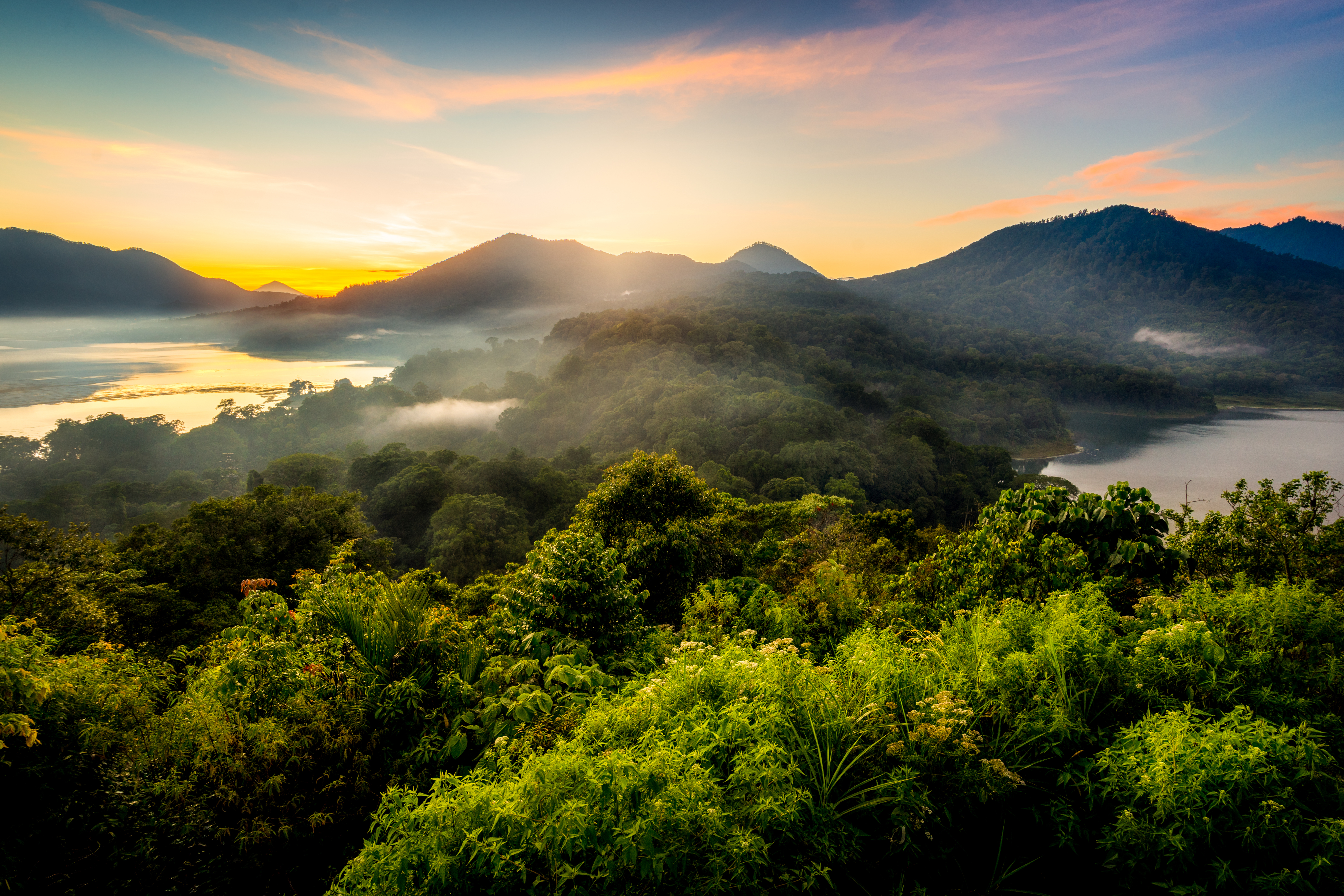 Shutterstock 521276116 (Twin Lake In Bali)