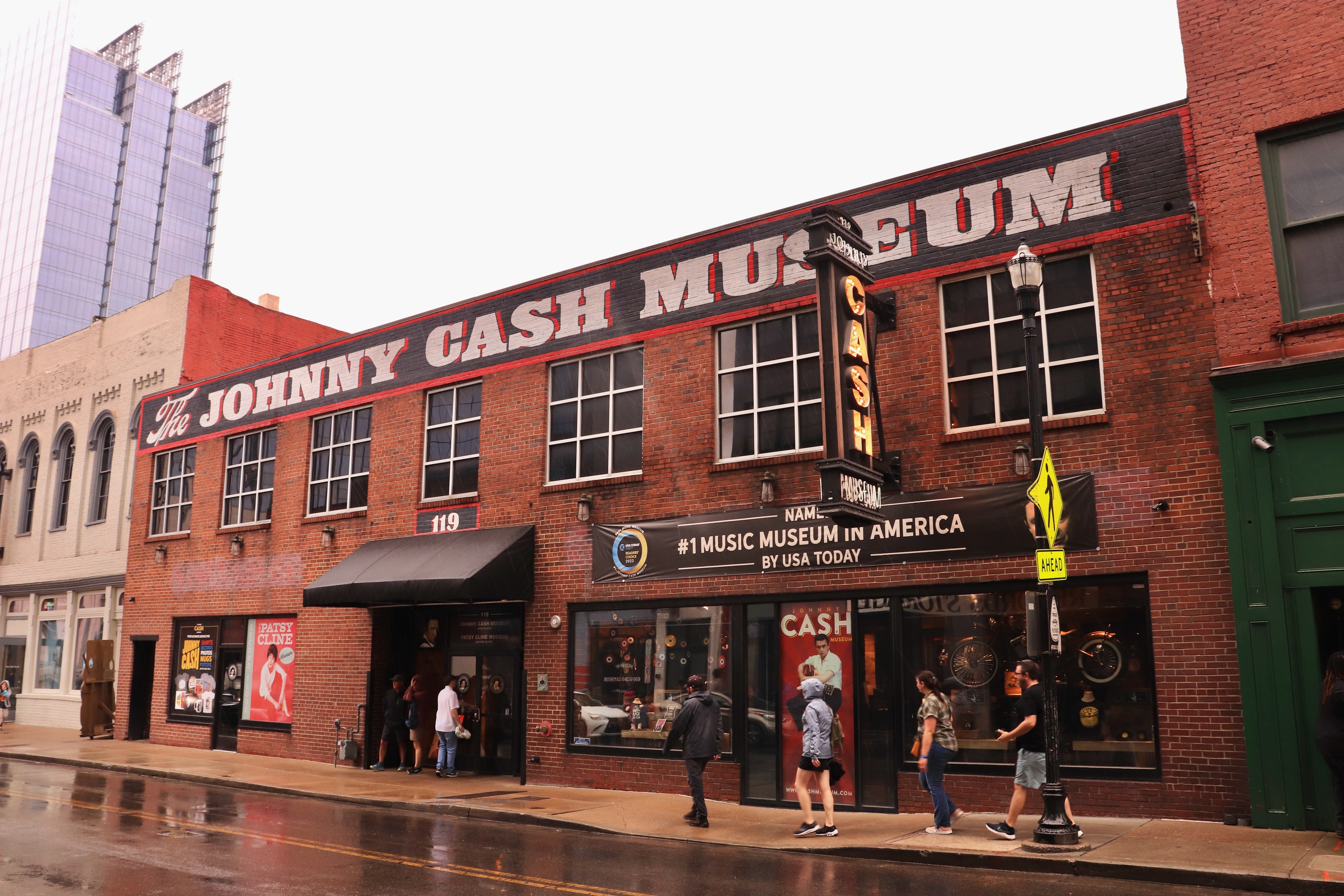 Shutterstock 2515496109 Nashville, TN, USA 2. April 2024 Johnny Cash Museum I Centrum Af Byen. Interessant Sted At Kende Den Berømte Sangers Historie Om Liv Og Karriere.