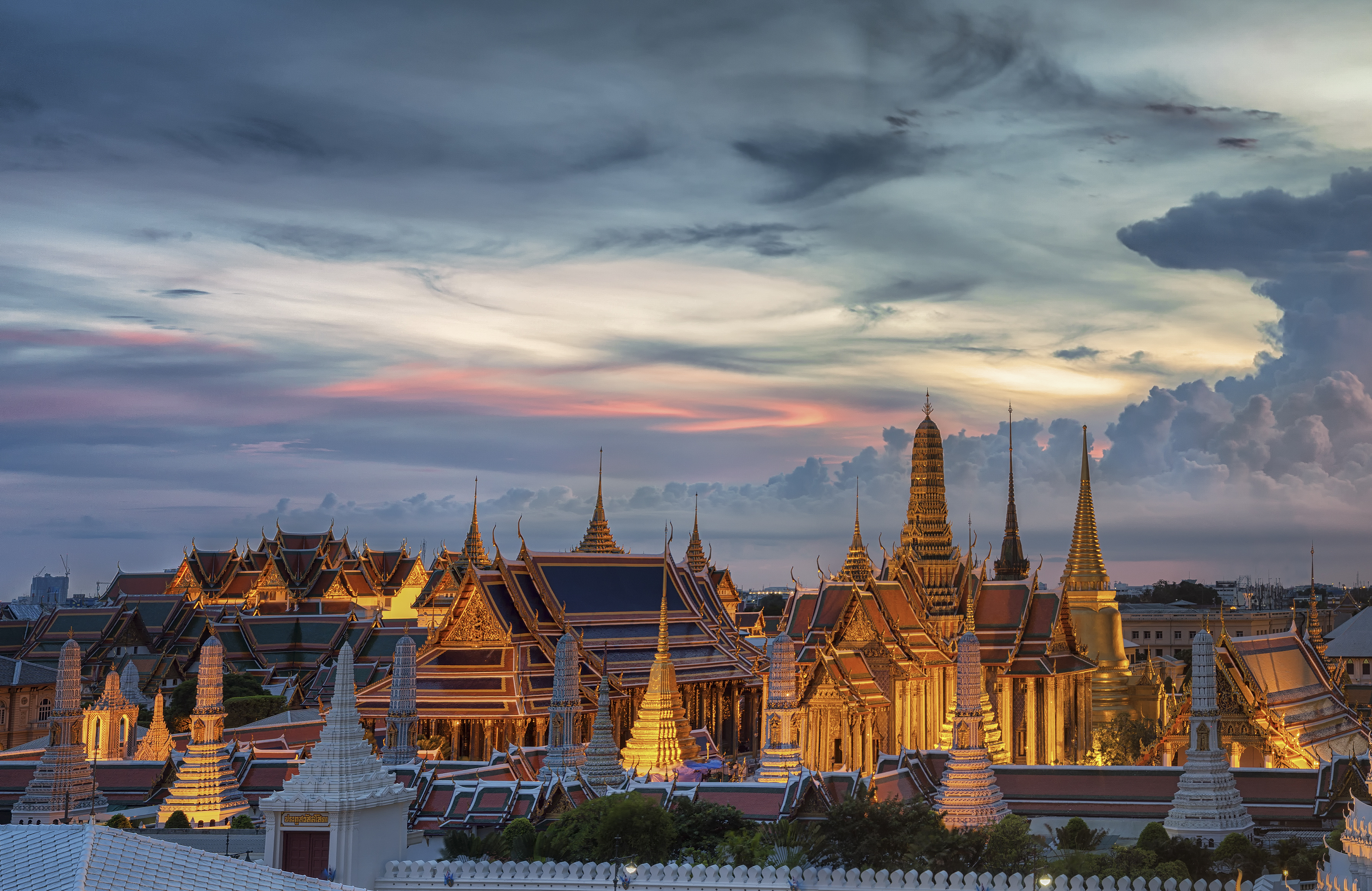 Wat Phra Kaew, Temple of the Emerald Buddha,Grand palace at twilight in Bangkok, Thailand.jpg