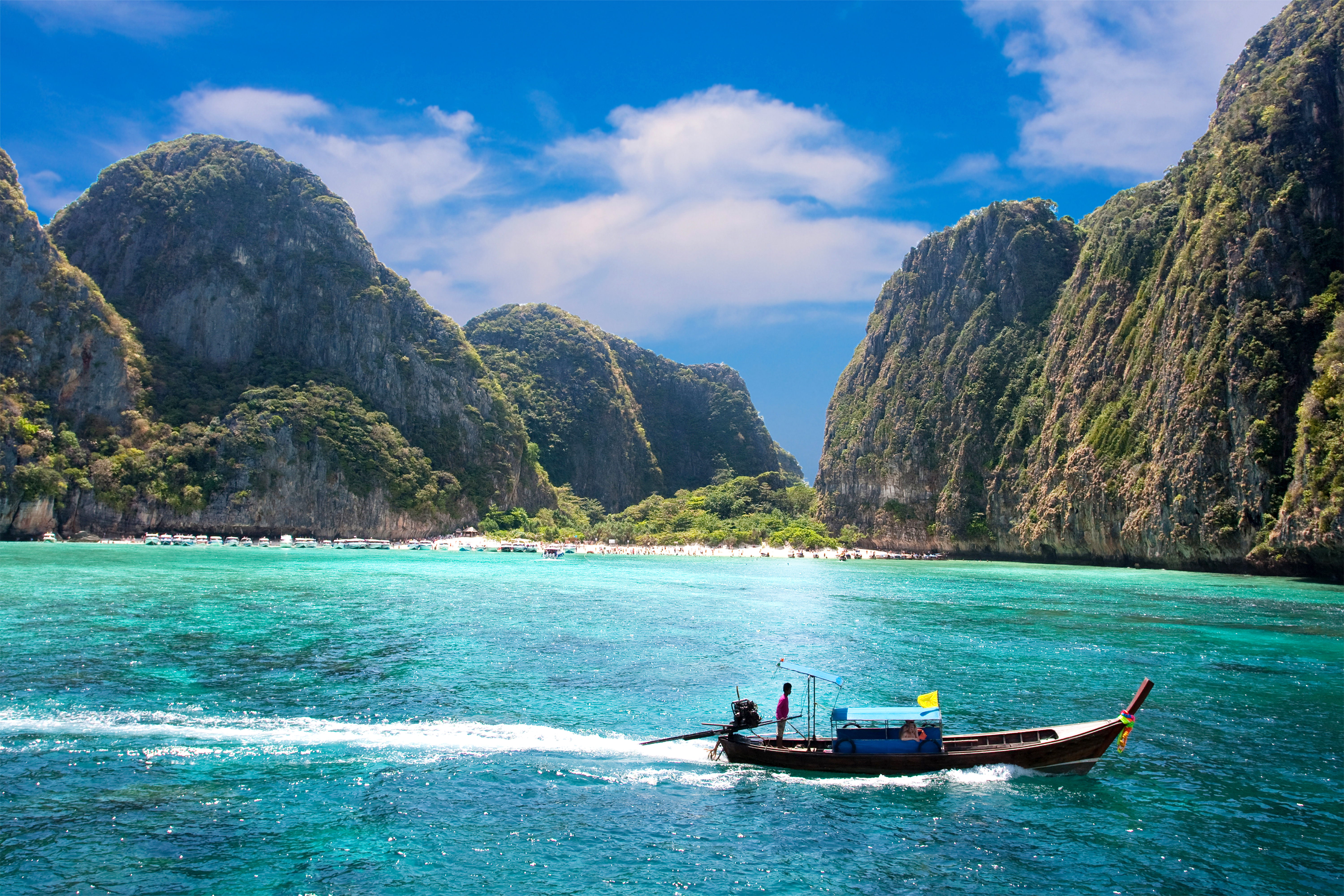 Green cliffs in the sea_49704520.jpg