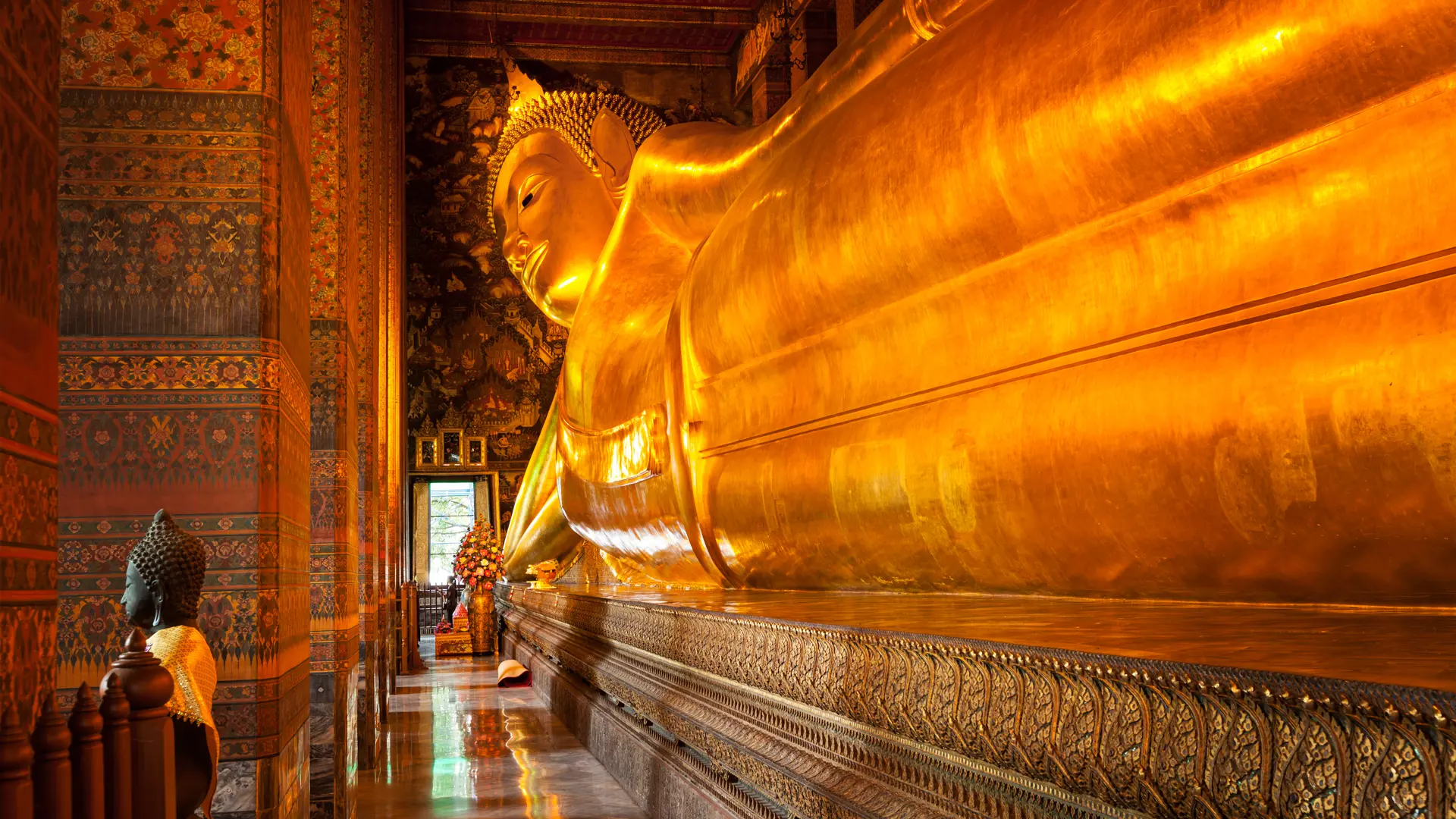 shutterstock_98302424 Reclining Buddha gold statue. Wat Pho, Bangkok, Thailand.jpg