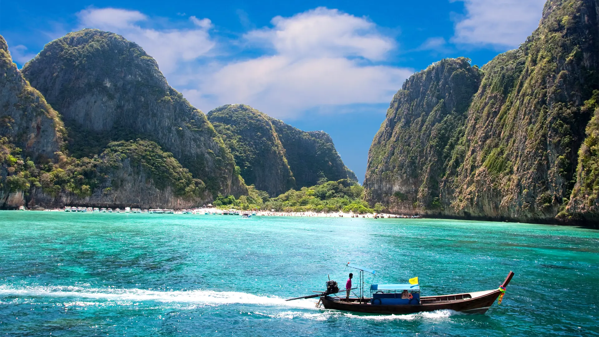 Green cliffs in the sea_49704520.jpg