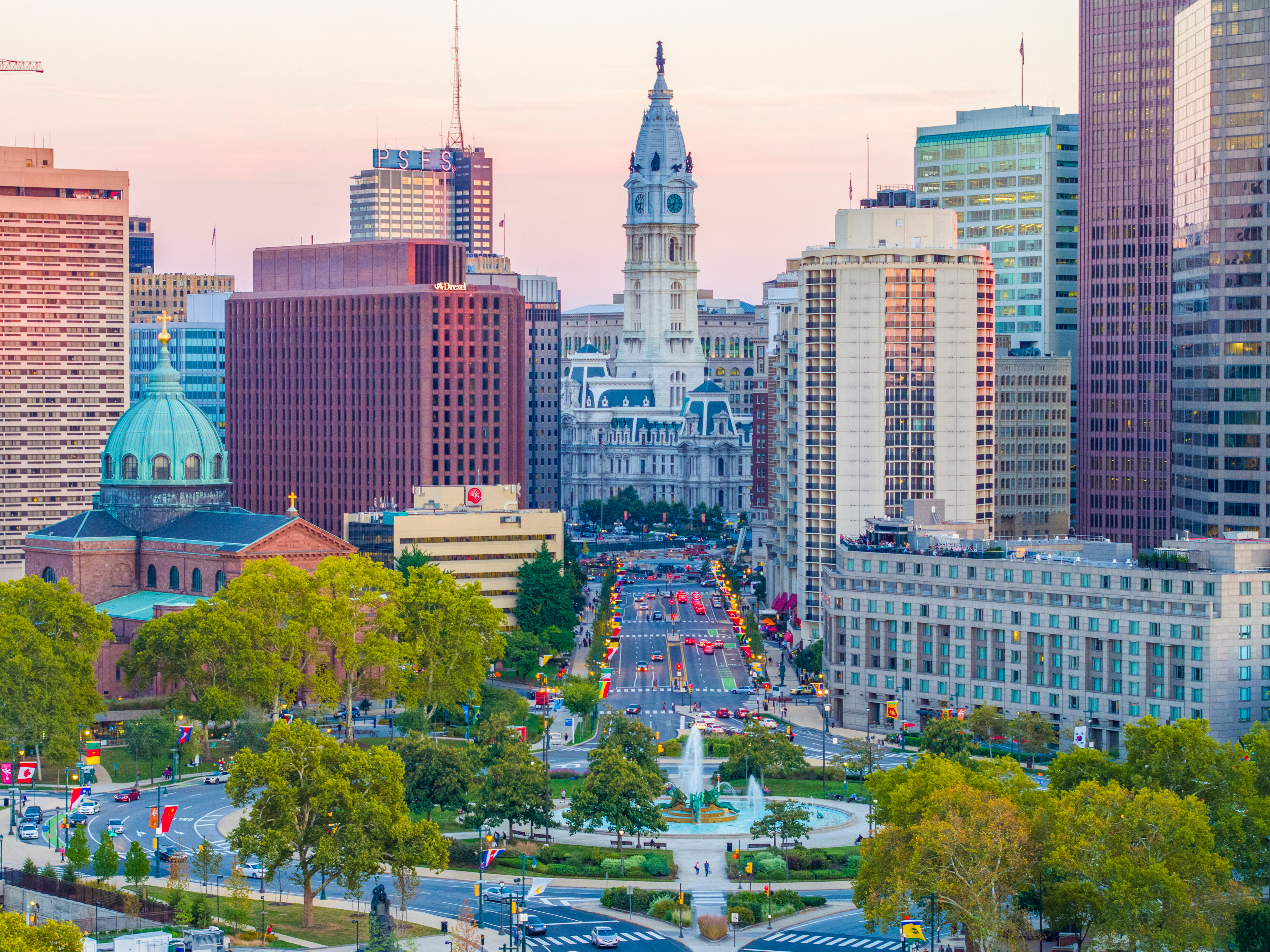 Benjamin Franklin Parkway Photo By C. Kao For VISIT PHILADELPHIA
