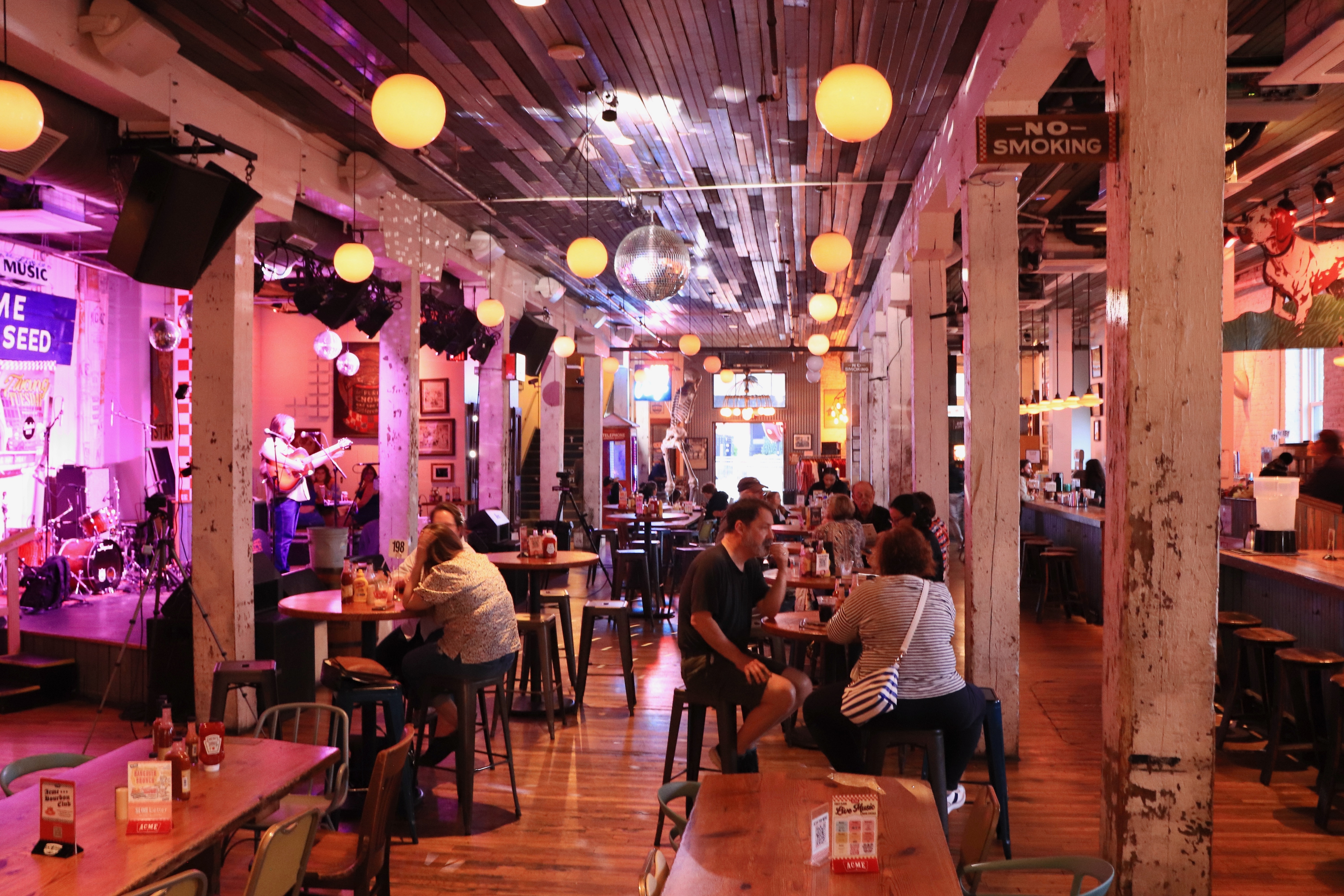 Shutterstock 2516550549 Nashville, TN, USA 2. April 2024 Folk Der Har Det Sjovt På Restauranter Og Barer Med Levende Musik I Broadway Avenue. Berømt Sted For Natteliv.