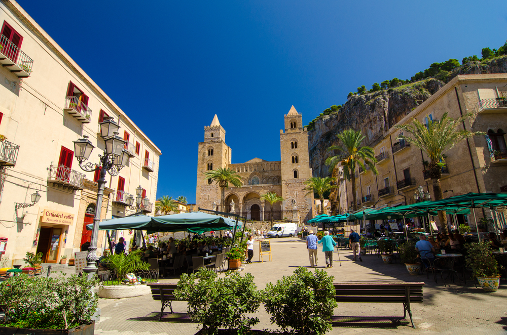 Det Centrale Torv I Den Gamle Del Af Cefalu Med Katedralen I Baggrunden Shutterstock 460091710