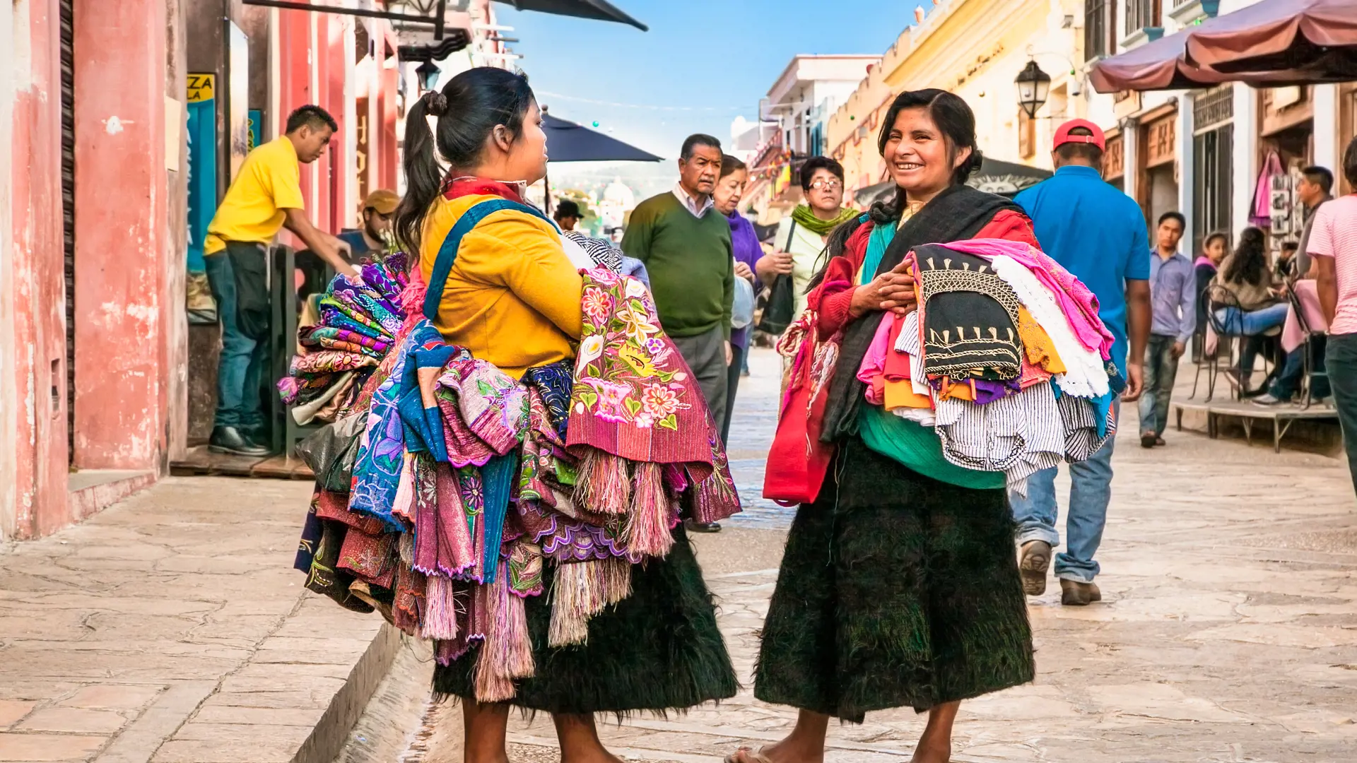 San Cristobal de las Casas - Et par lokale indianerkvinder får sig en sludder i nærheden af byens marked