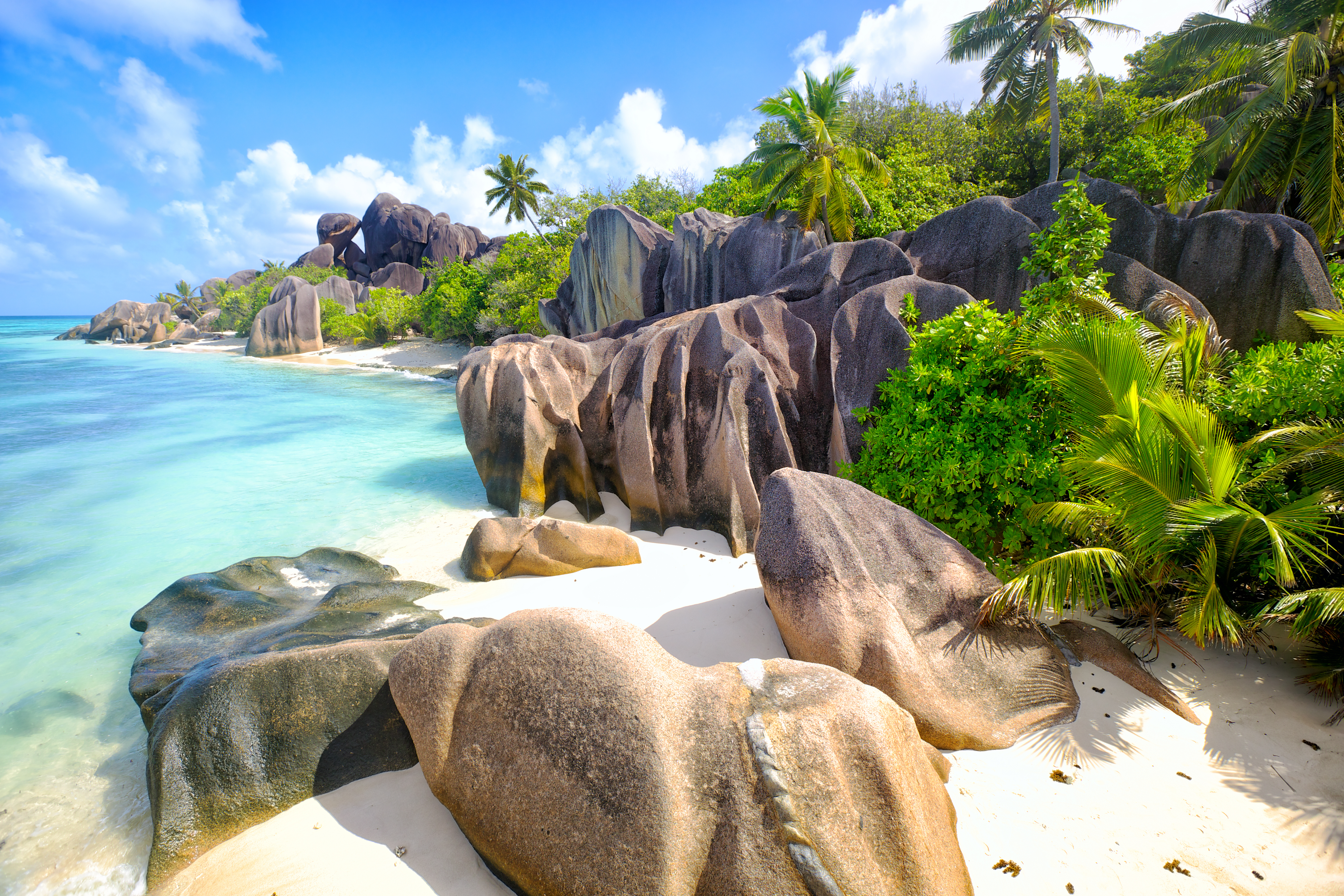 På La Digue kan I se, hvordan granitklipper skaber stemningsfulde og smukke små strandafsnit.