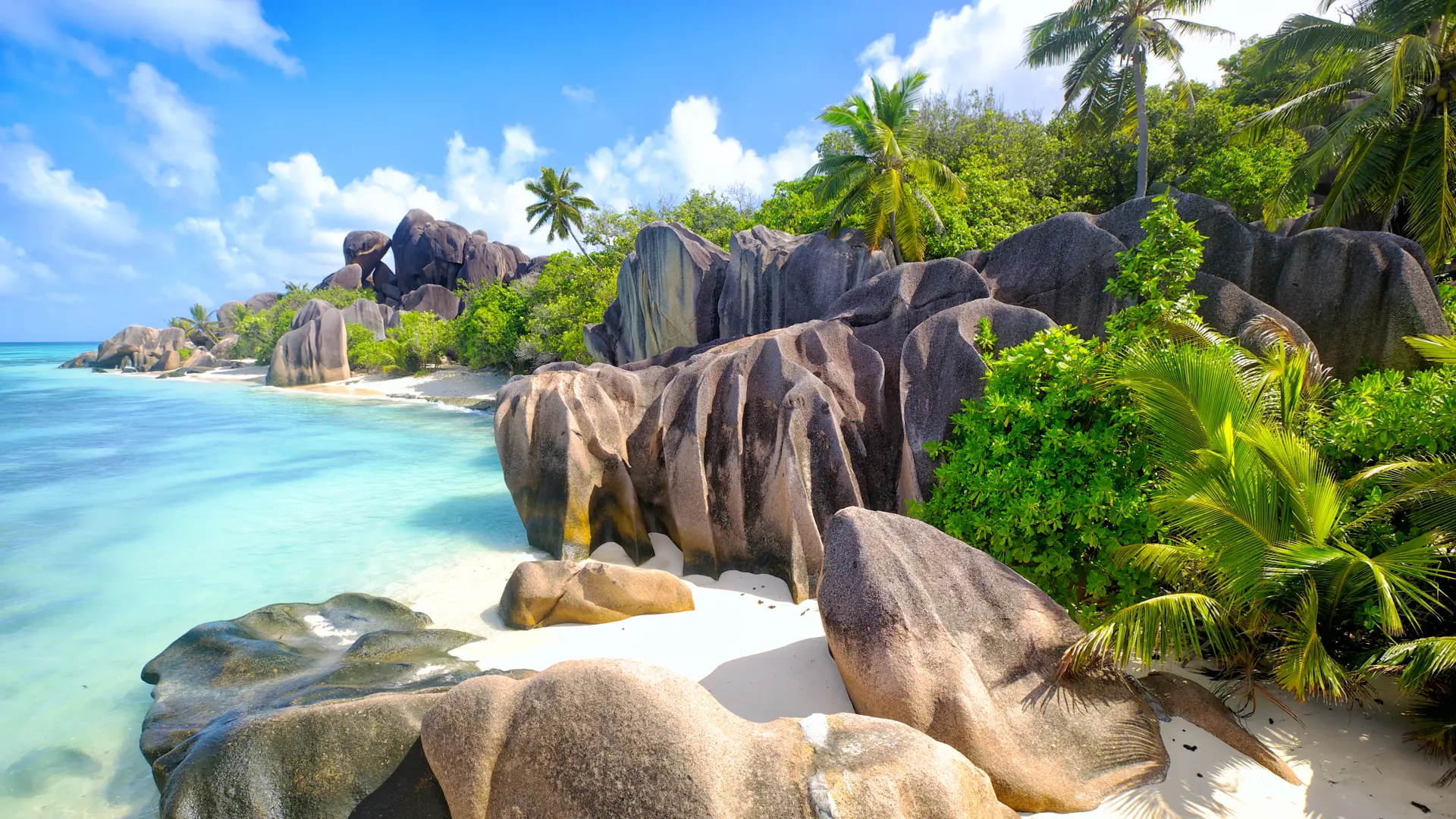 På La Digue kan I se, hvordan granitklipper skaber stemningsfulde og smukke små strandafsnit.