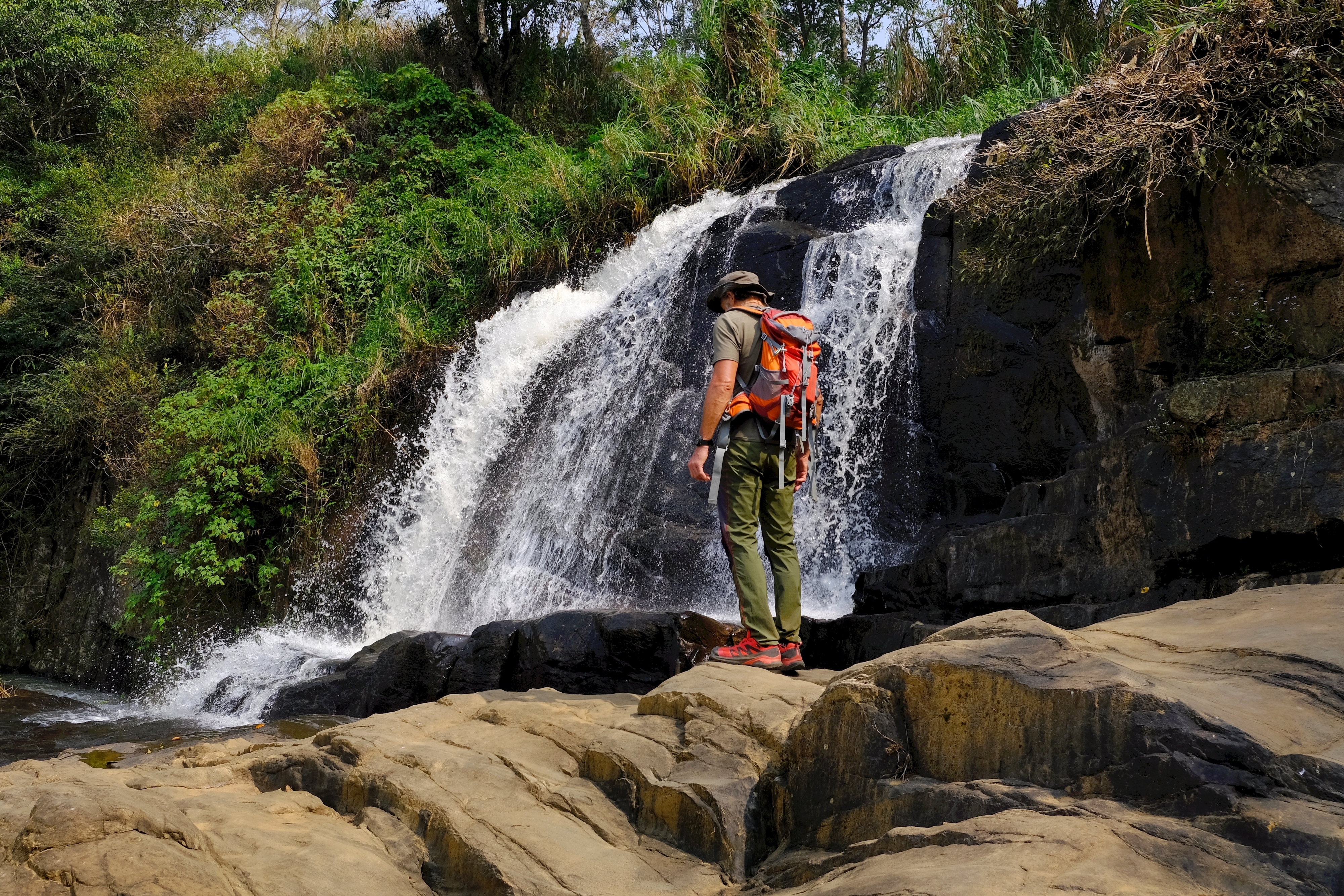 Shutterstock 2576813713 Silhuet Af Mand, Med, Rygsæk, Tage Foto, Og, Kithal, Ella, Falls, Vandfald, Omkring, Ella, Town, Sri Lanka