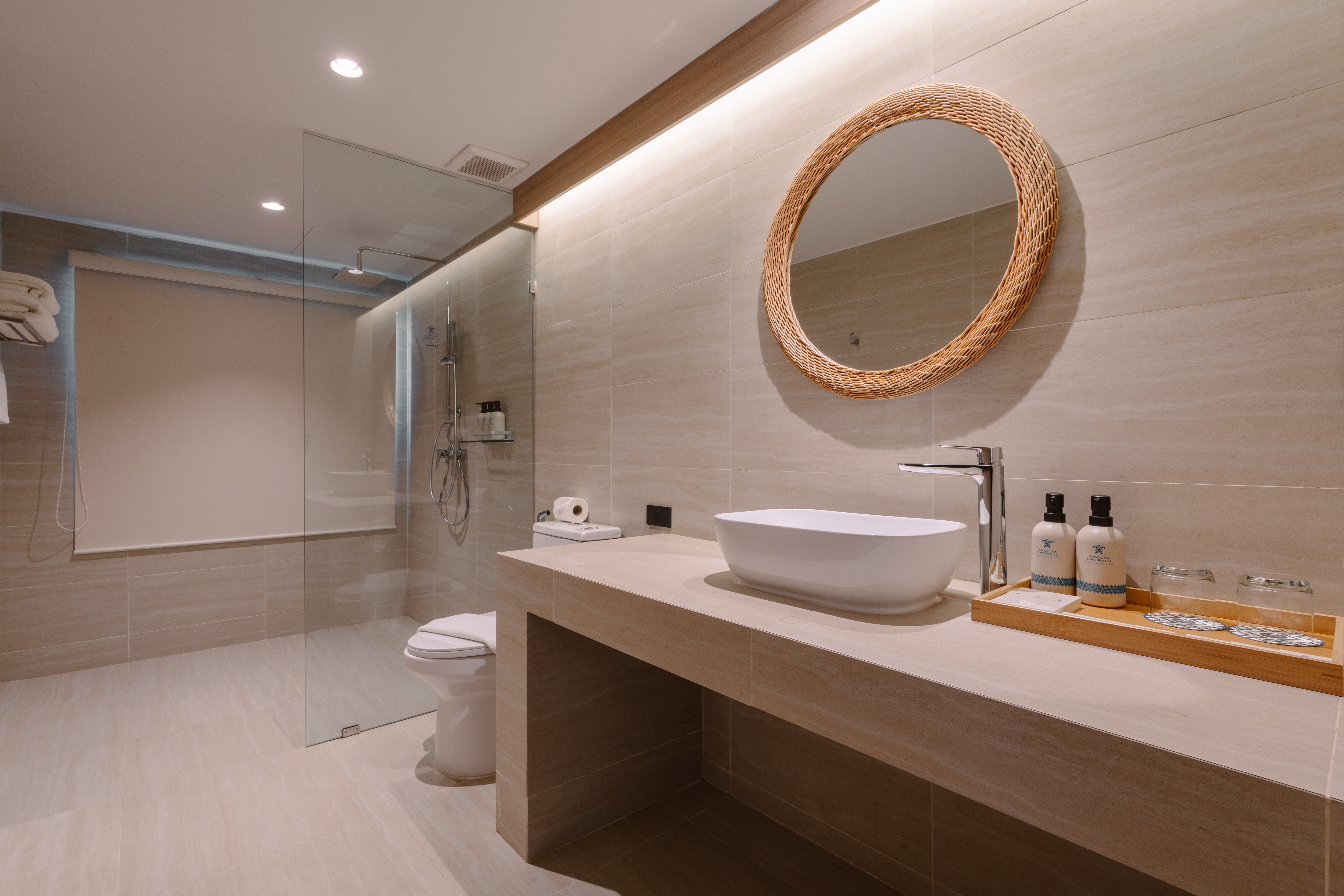 04. Deluxe Grand Family Bathroom