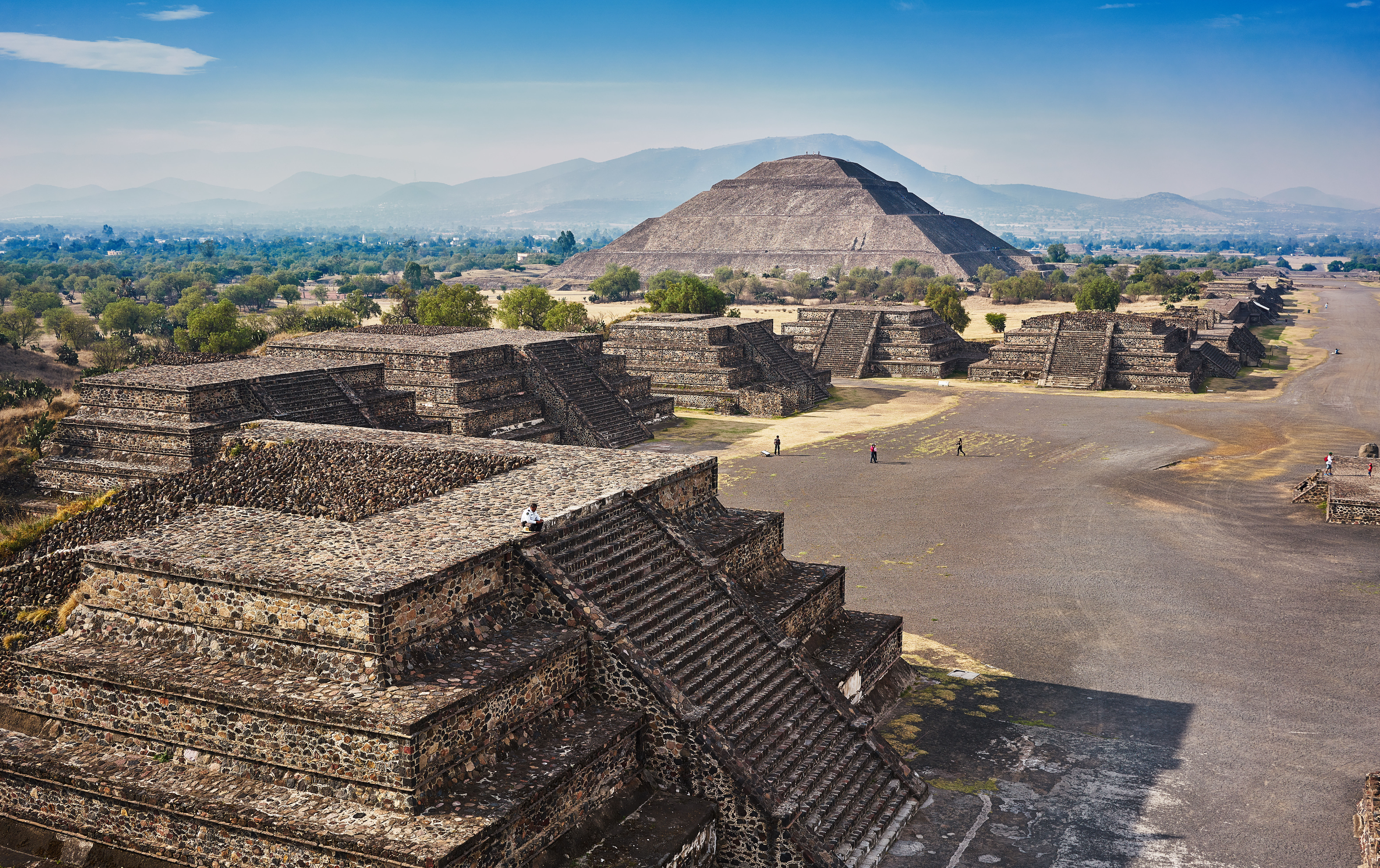 Templer i Teotihuacán med Solpyramiden i baggrunden nær Mexico City