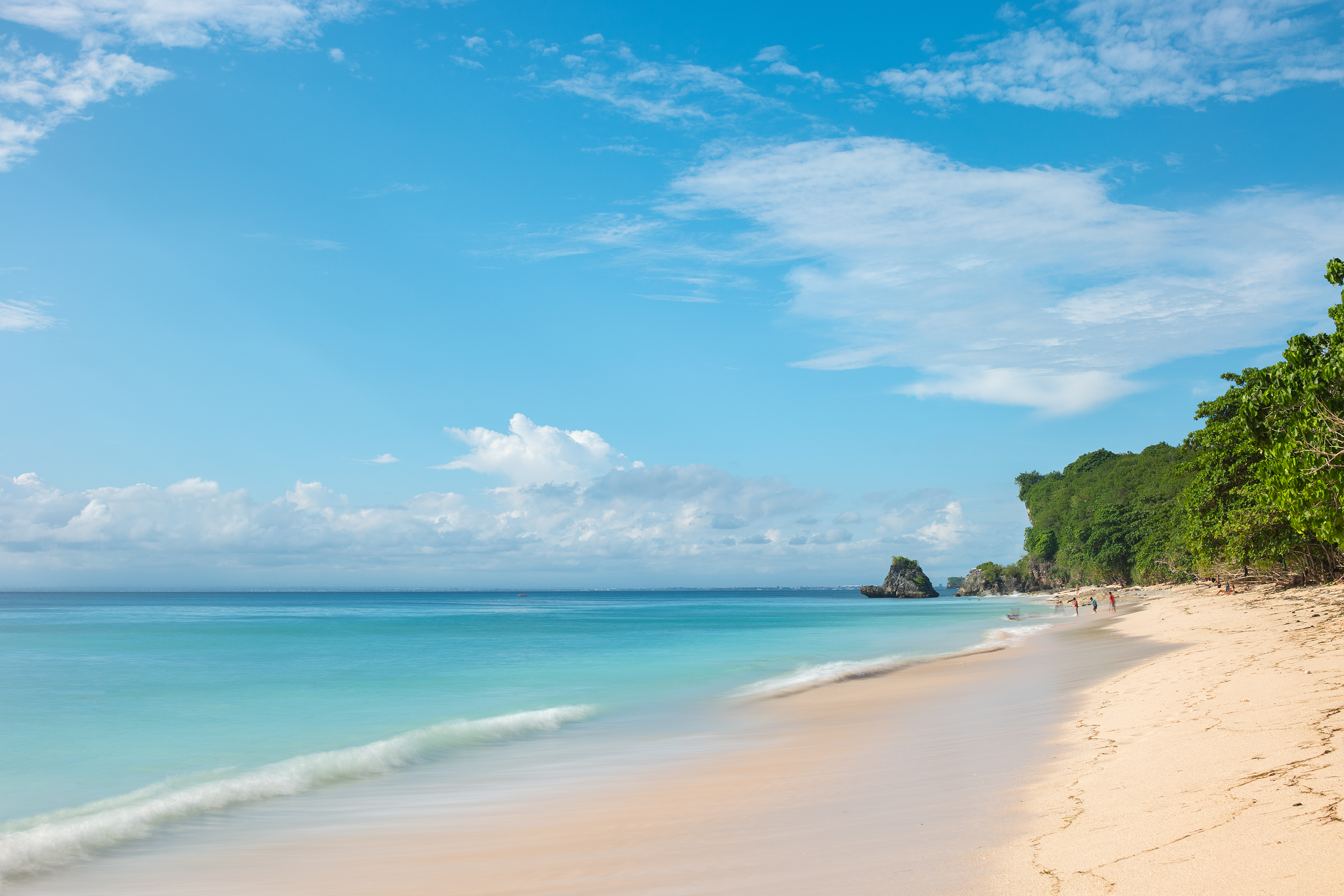 Shutterstock 451205083 (The Thomas Beach In Bali, Indonesia. Longexposure Shot)