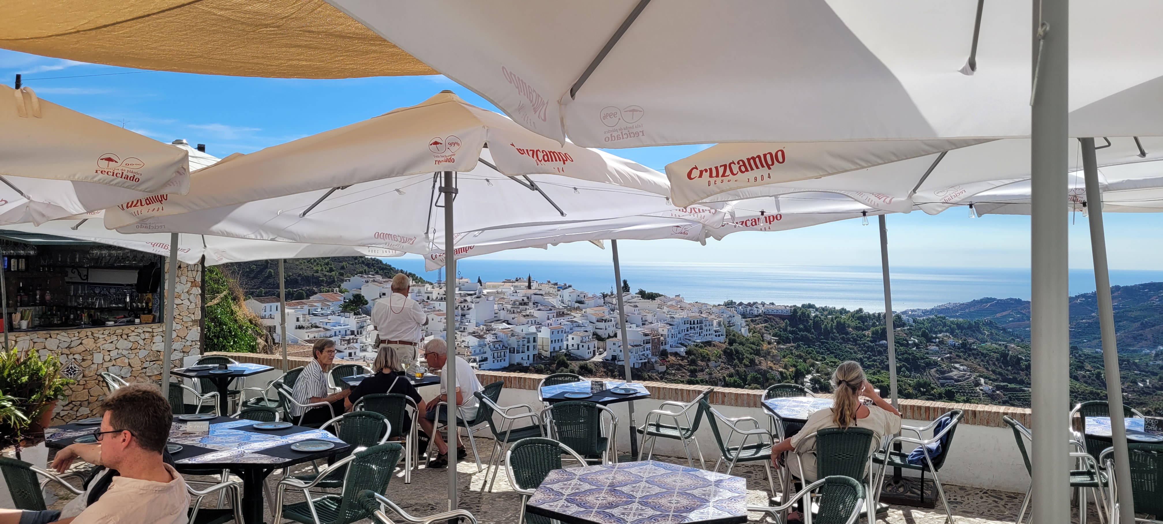 Hyggelig café med udsigt til havet i Frigiliana, som ligger tæt på havet på Costa del Sol i Spanien
