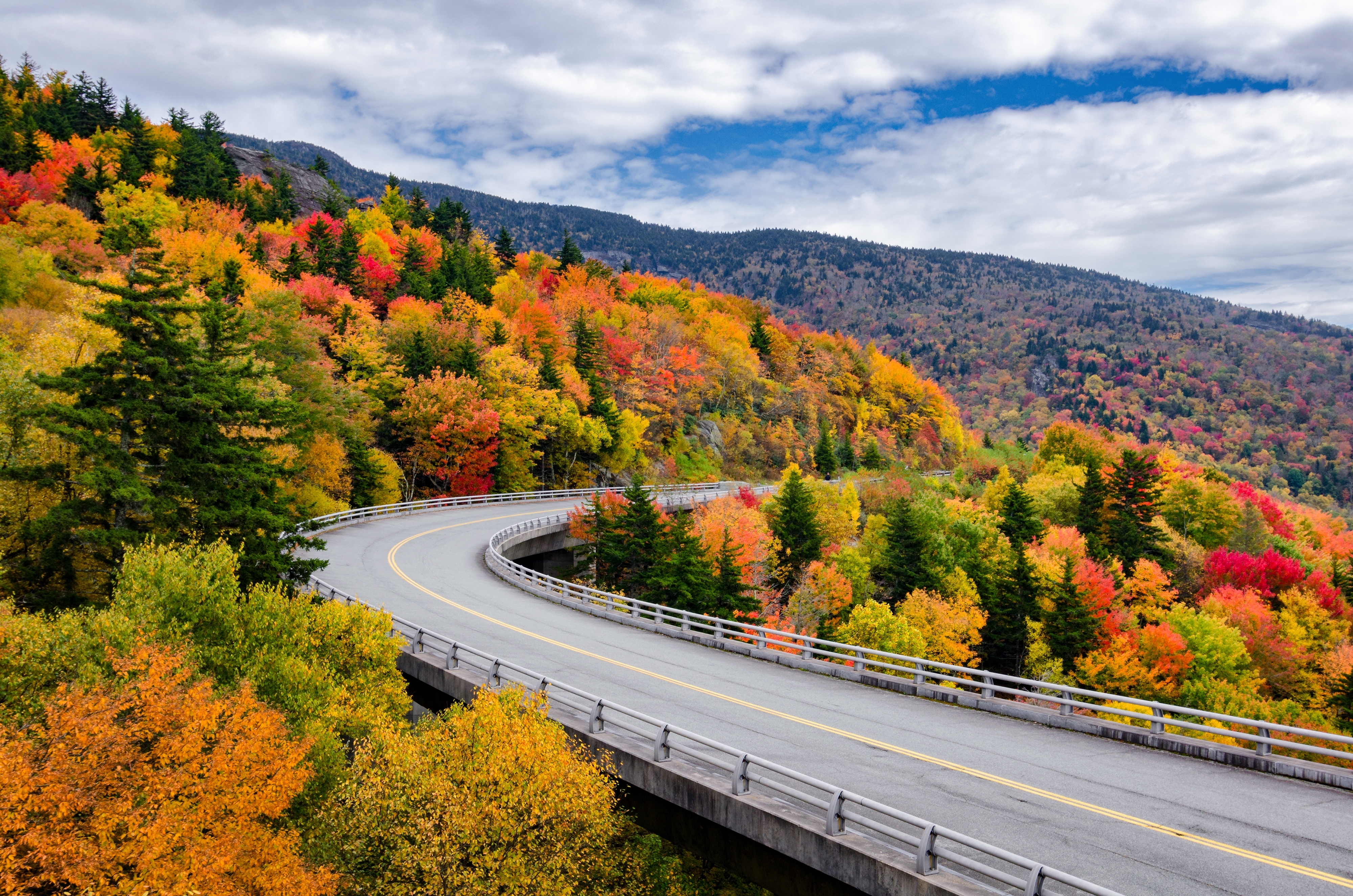 Shutterstock 2481156599 Autumn Foliage Along The Blue Ridge Parkway In North Carolina