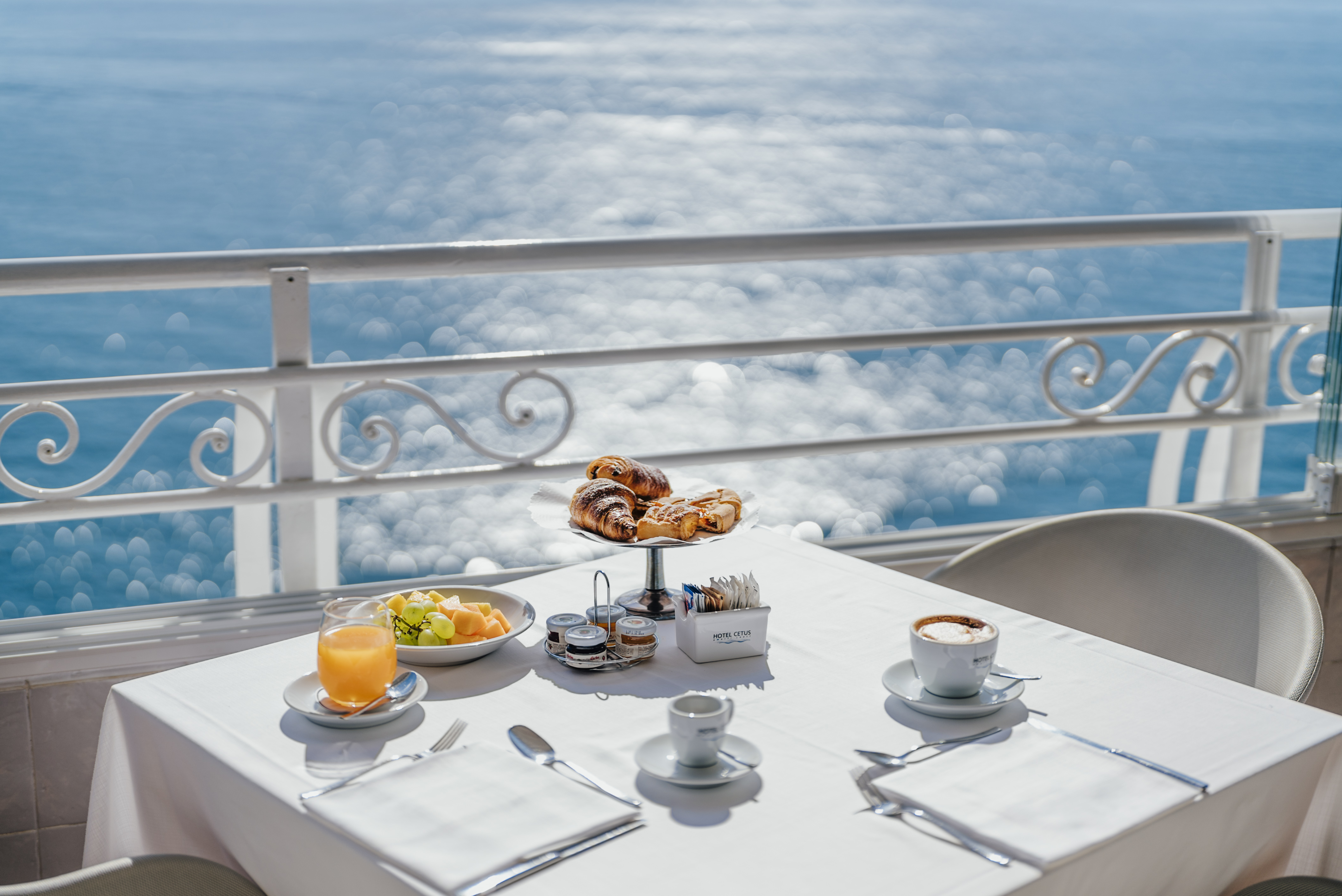 Morgenmad med udsigt på terrassen