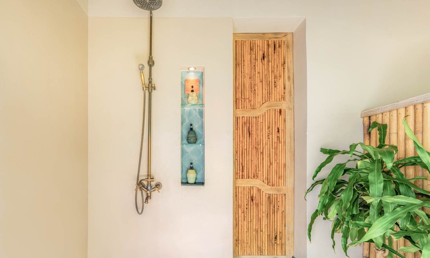 Superior Sapa Upstairs Outdoor Shower 1 1500X900